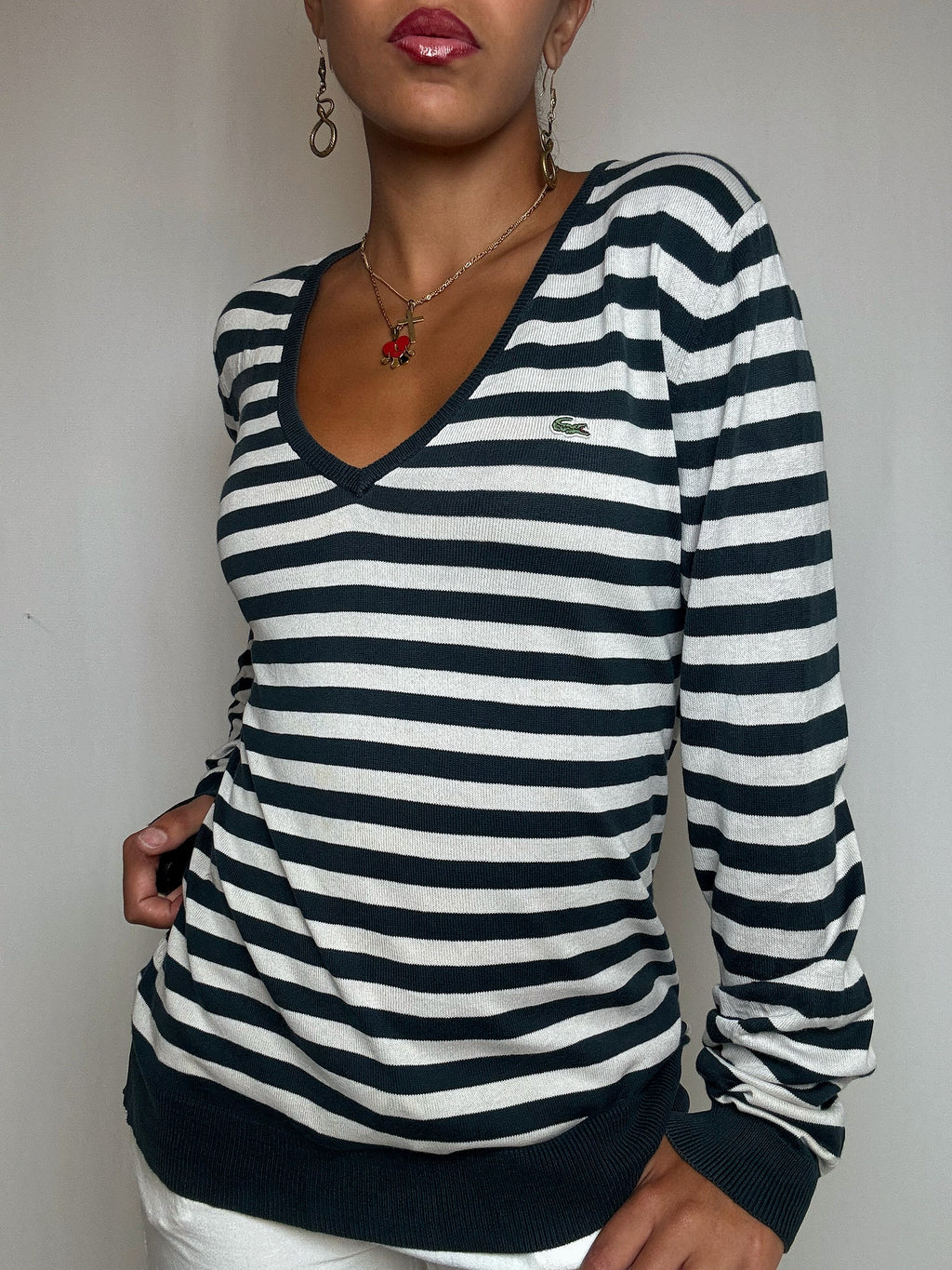 Pull col V rayé beige et vert Lacoste L vintage