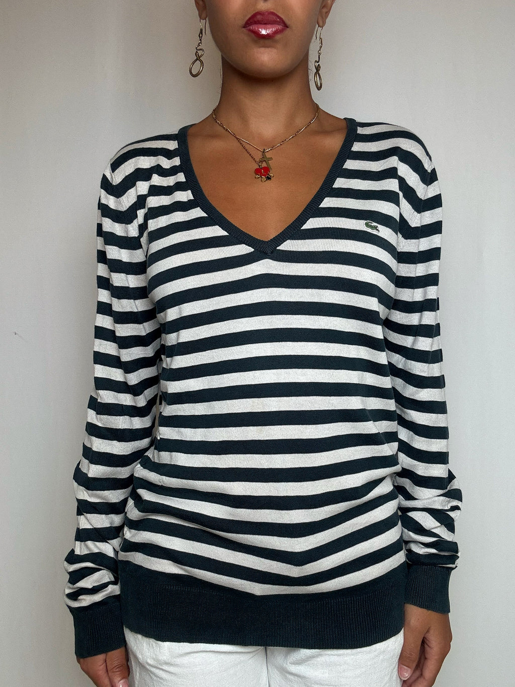 Pull col V rayé beige et vert Lacoste L vintage