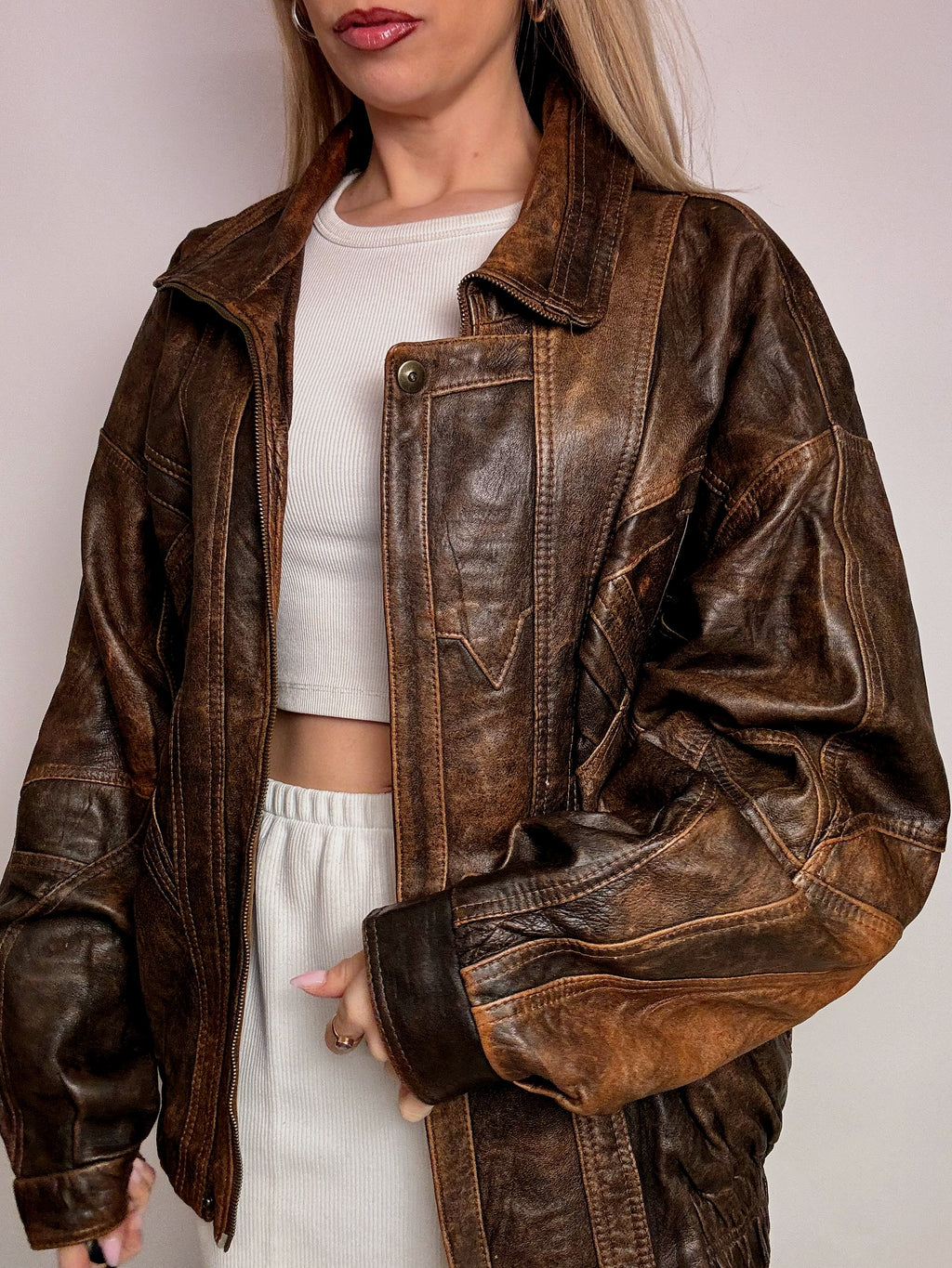 Braune Bomberjacke aus Leder mit Vintage-XXL-Detail
