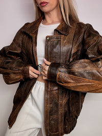Braune Bomberjacke aus Leder mit Vintage-XXL-Detail