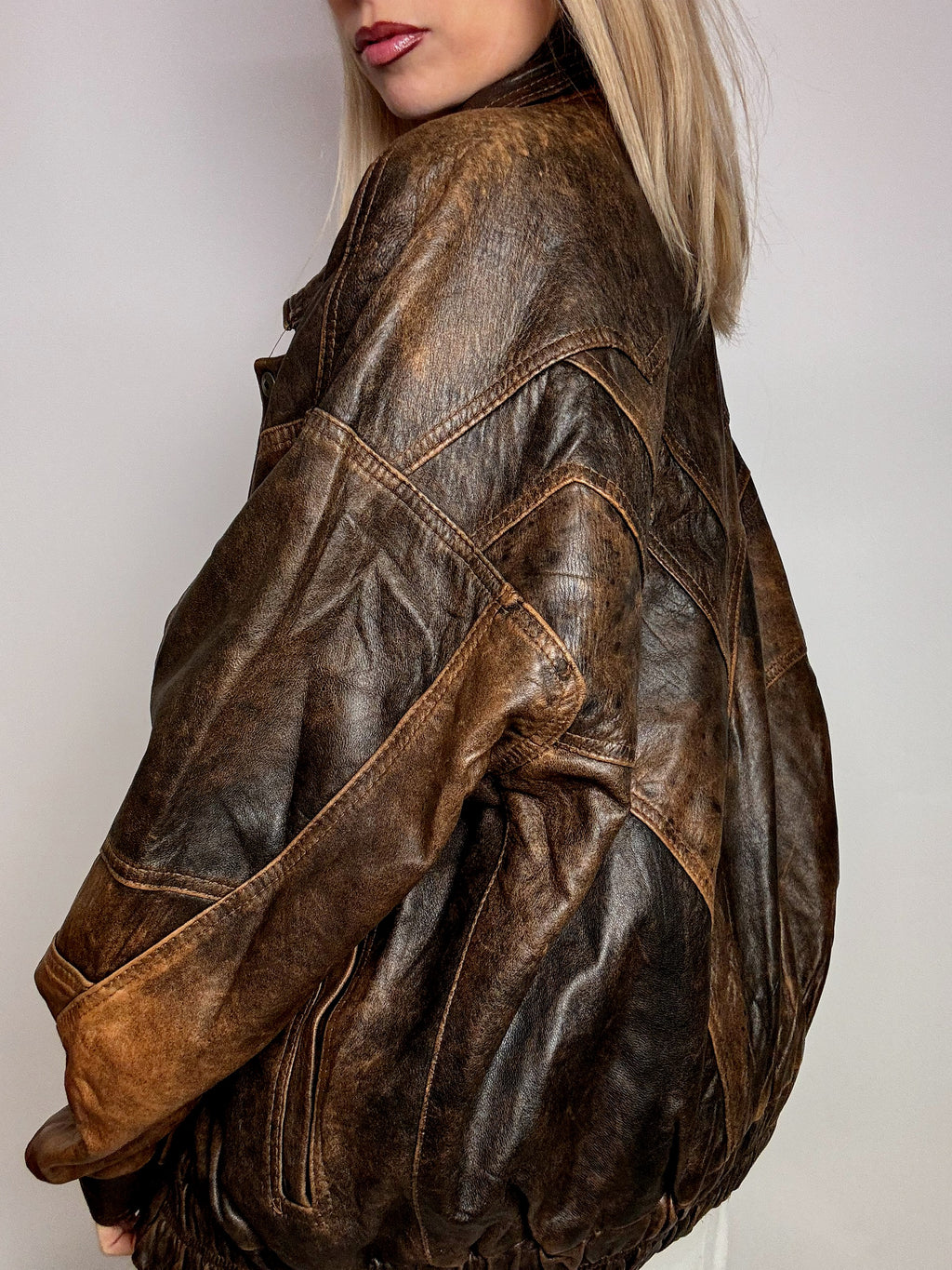 Braune Bomberjacke aus Leder mit Vintage-XXL-Detail