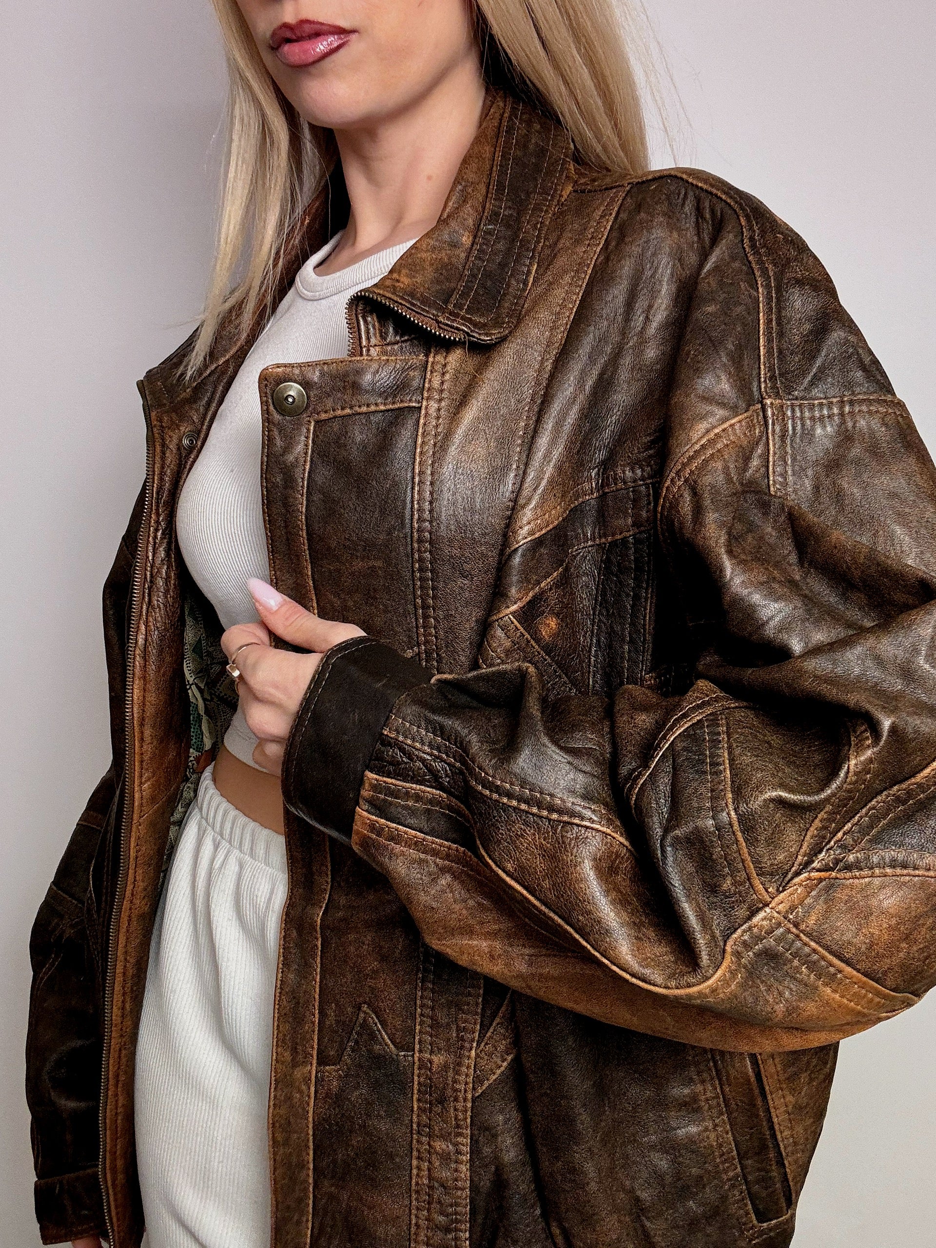 Braune Bomberjacke aus Leder mit Vintage-XXL-Detail