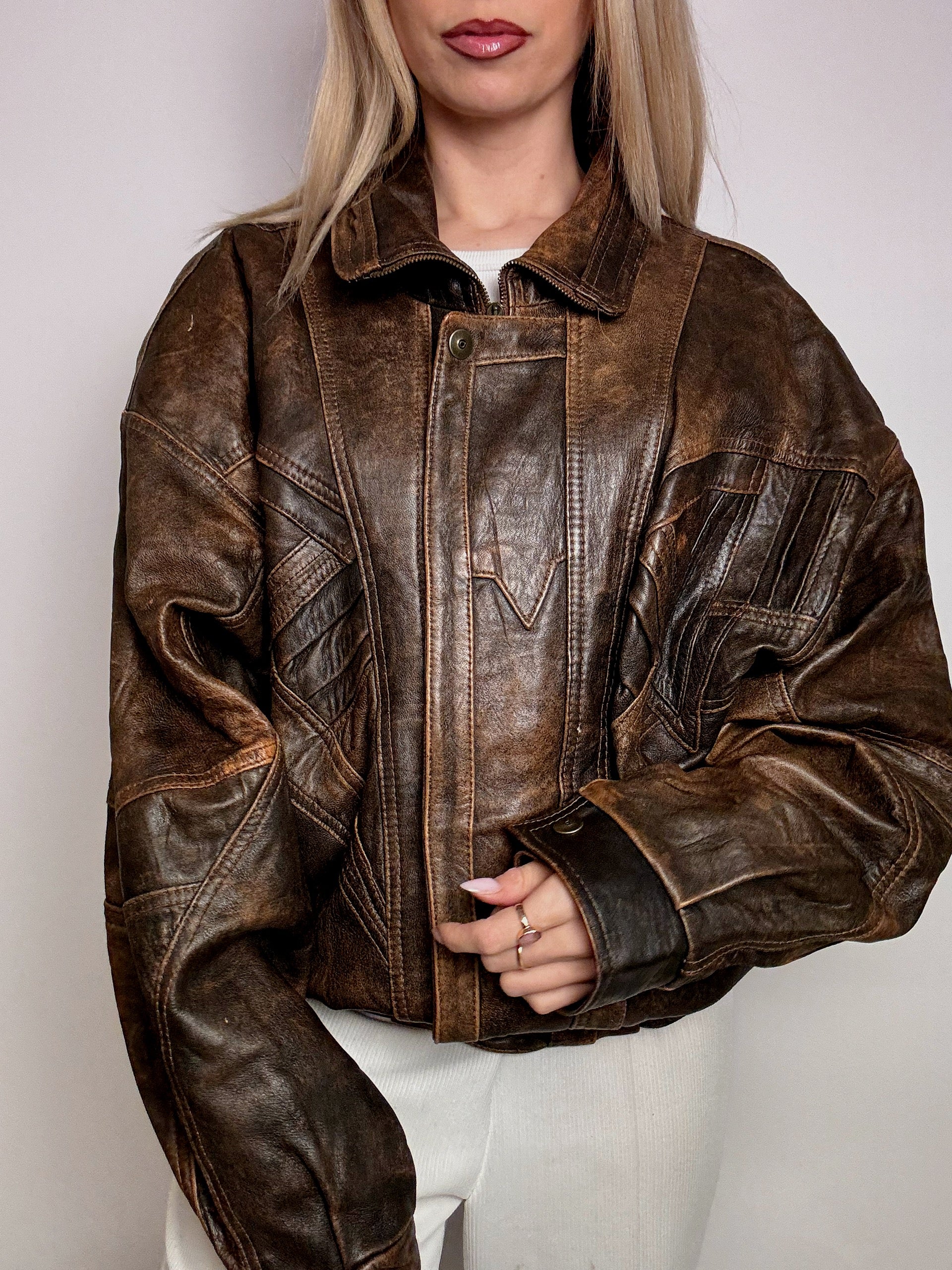 Braune Bomberjacke aus Leder mit Vintage-XXL-Detail