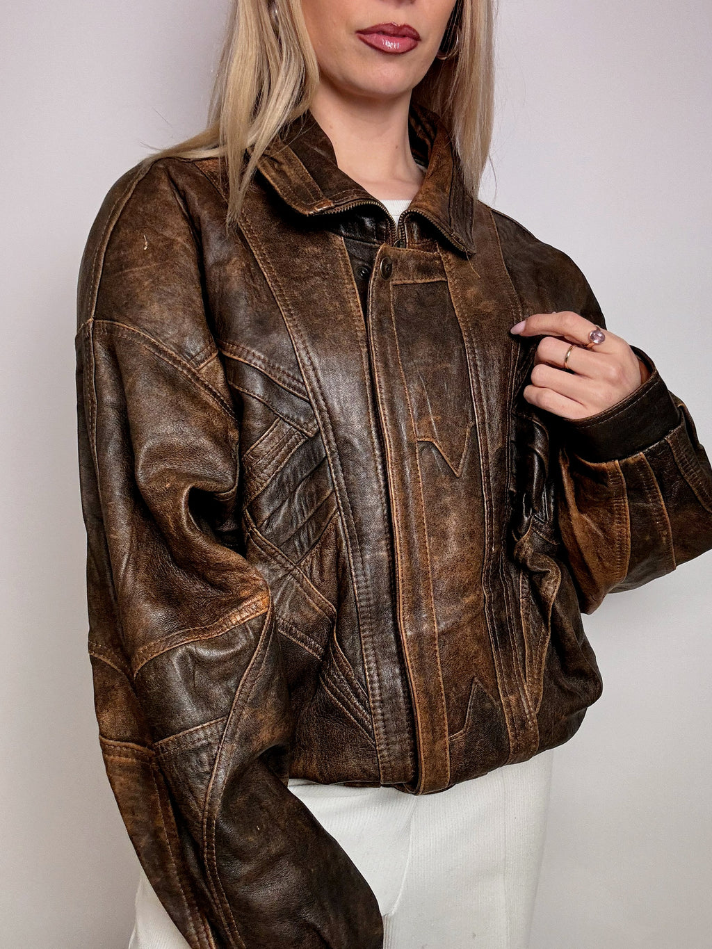 Braune Bomberjacke aus Leder mit Vintage-XXL-Detail
