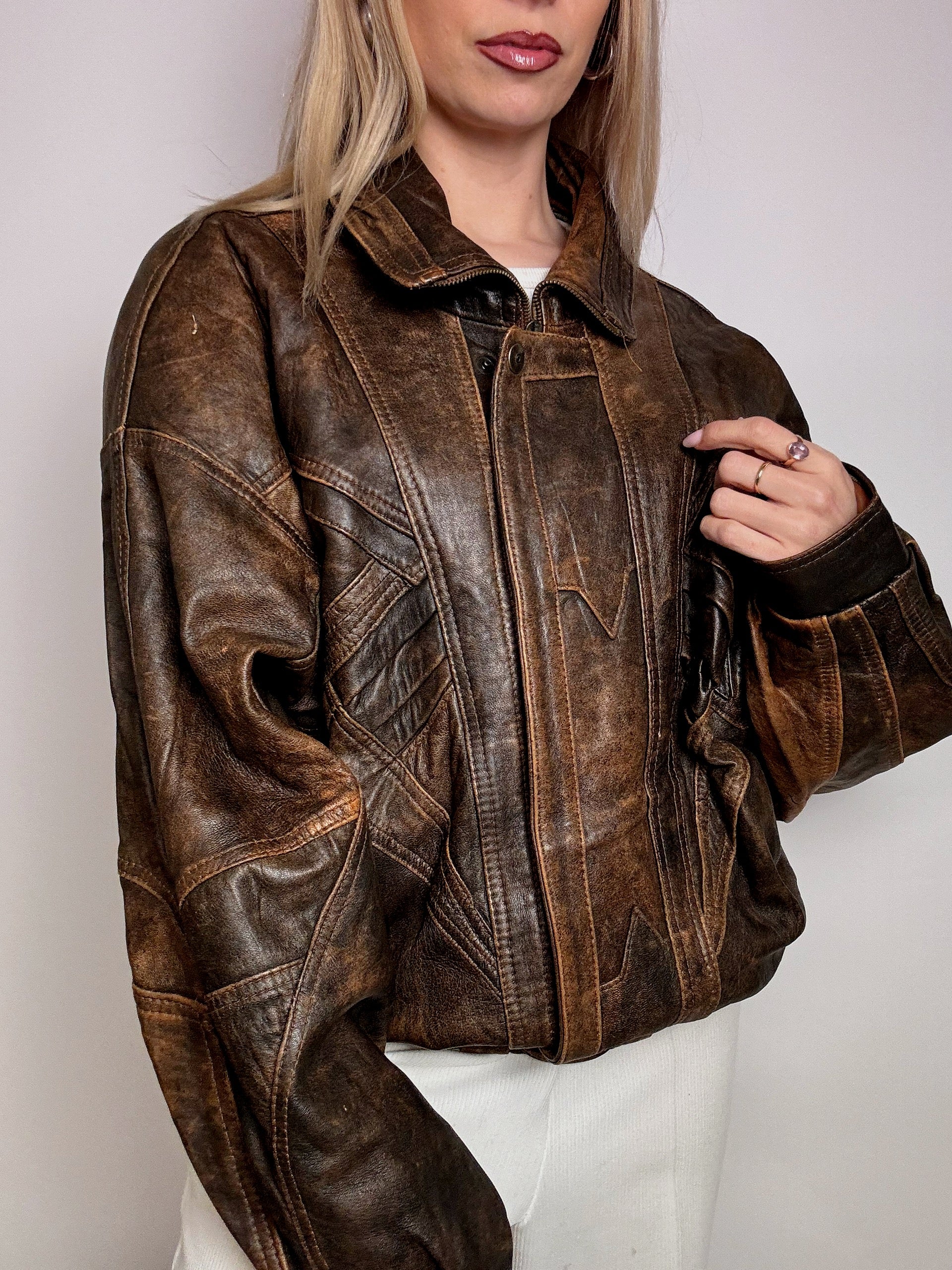 Braune Bomberjacke aus Leder mit Vintage-XXL-Detail