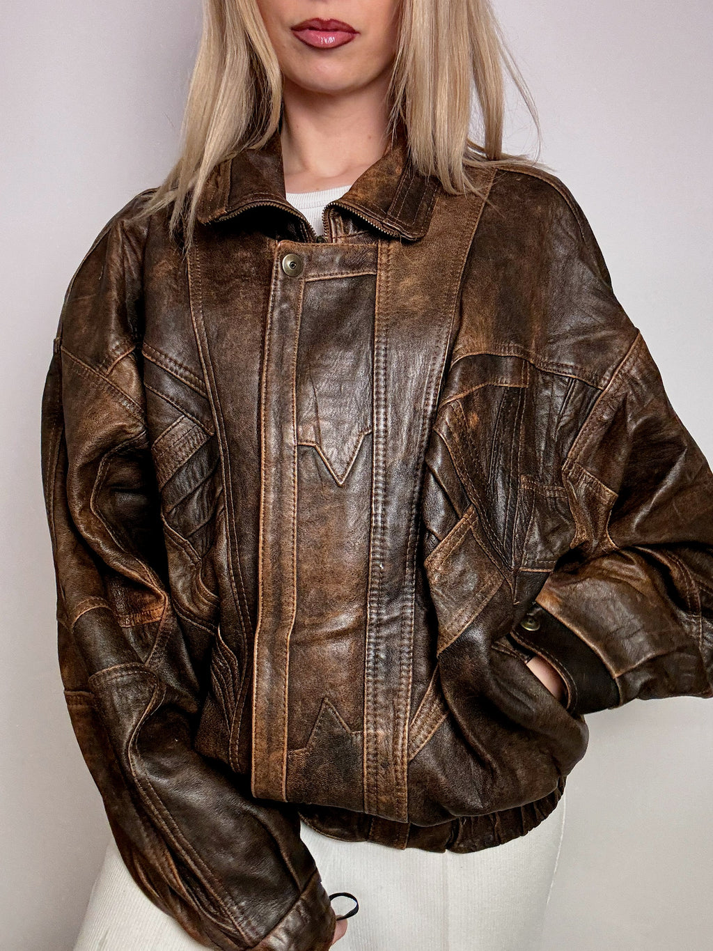Braune Bomberjacke aus Leder mit Vintage-XXL-Detail