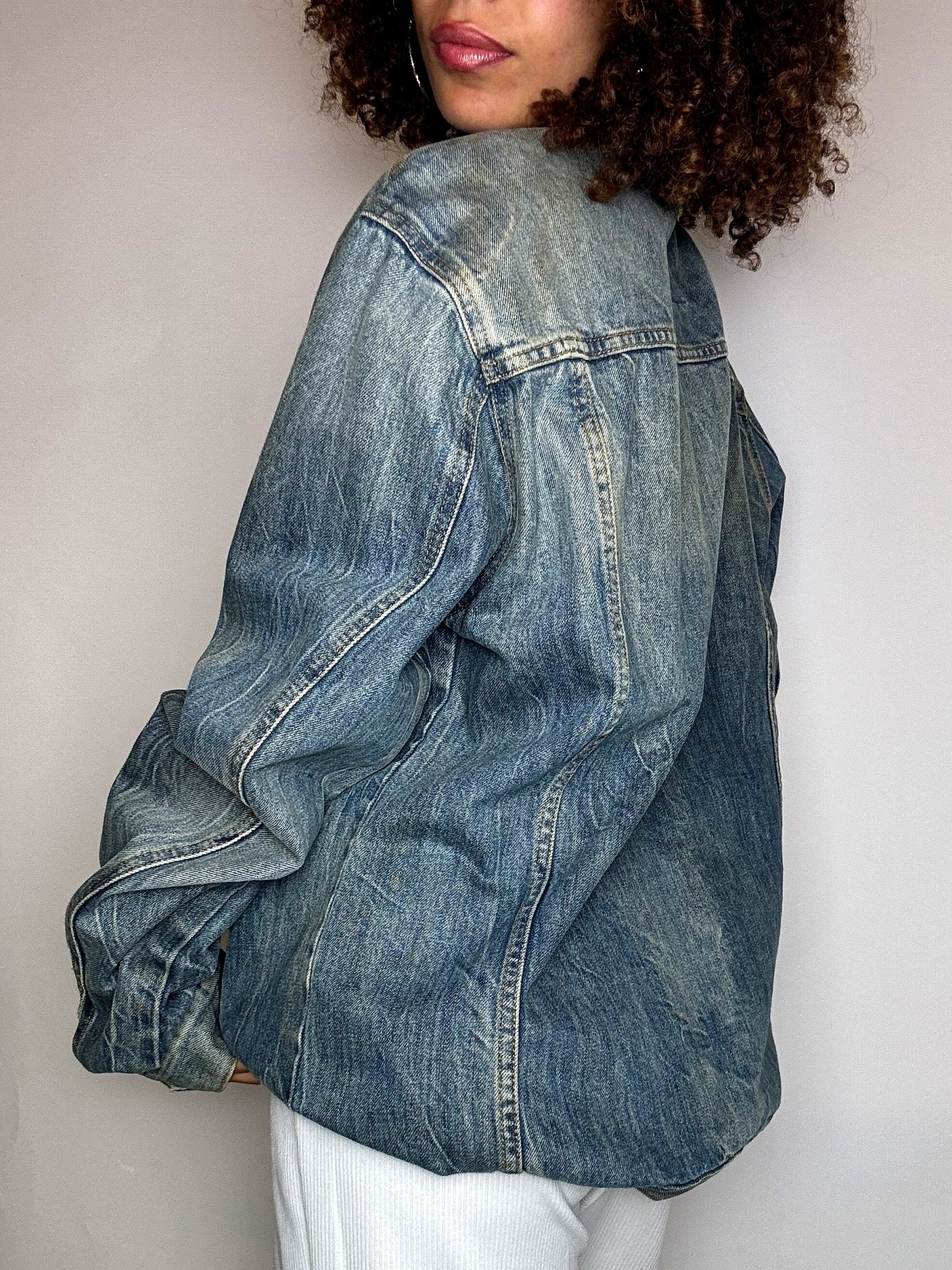 Vintage XXL Jeansjacke aus verwaschenem Material
