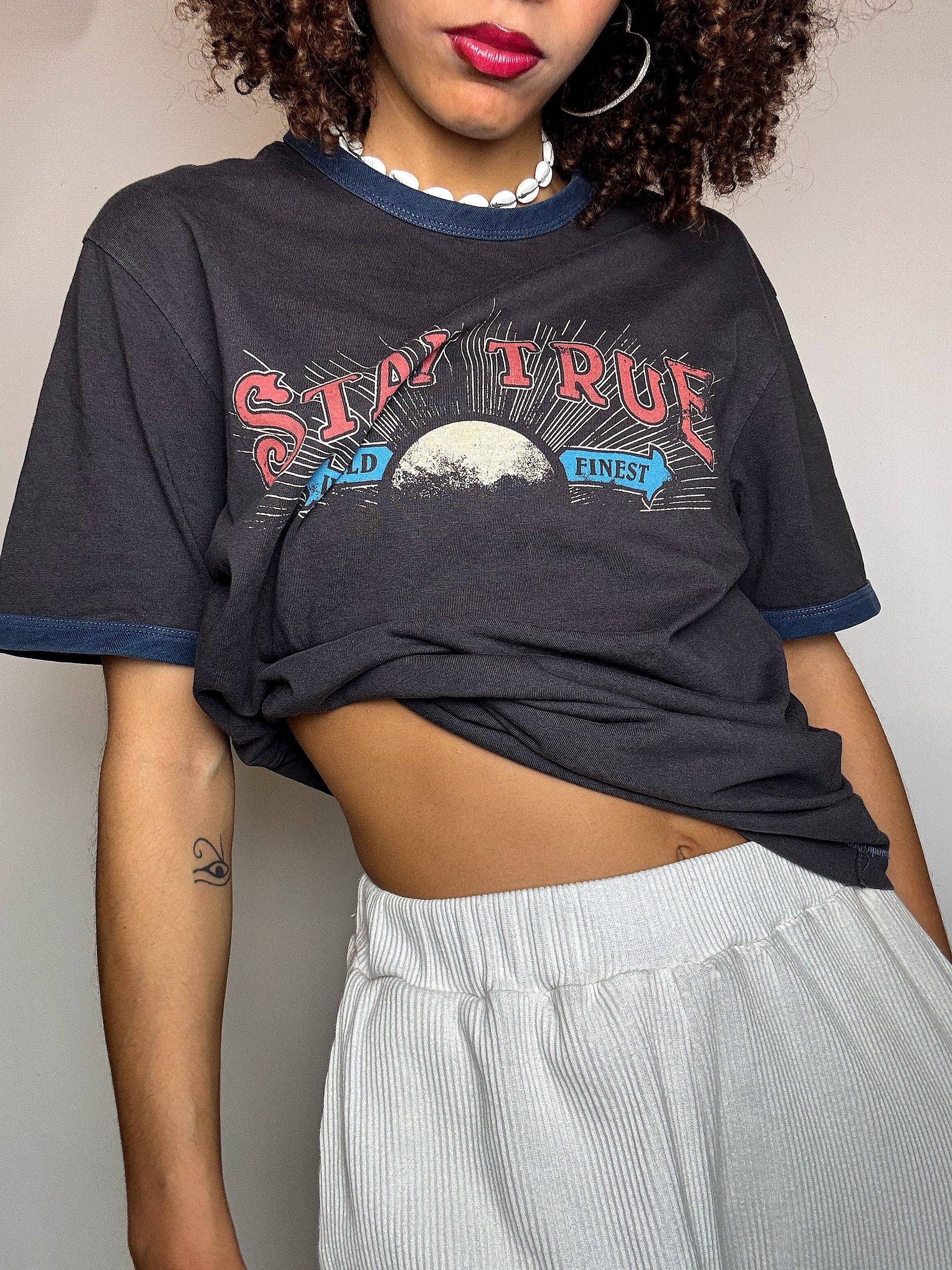 Schwarzes Vintage-T-Shirt von Levi's mit kurzen Ärmeln (S/M)