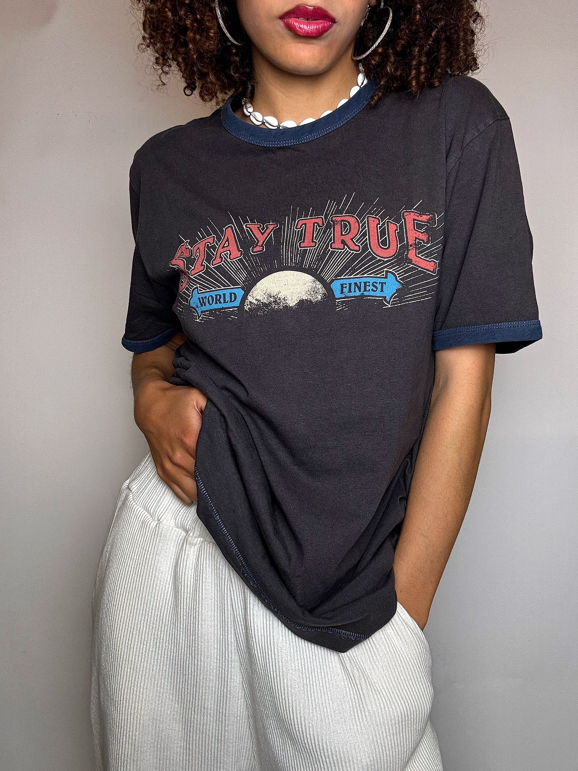 Schwarzes Vintage-T-Shirt von Levi's mit kurzen Ärmeln (S/M)