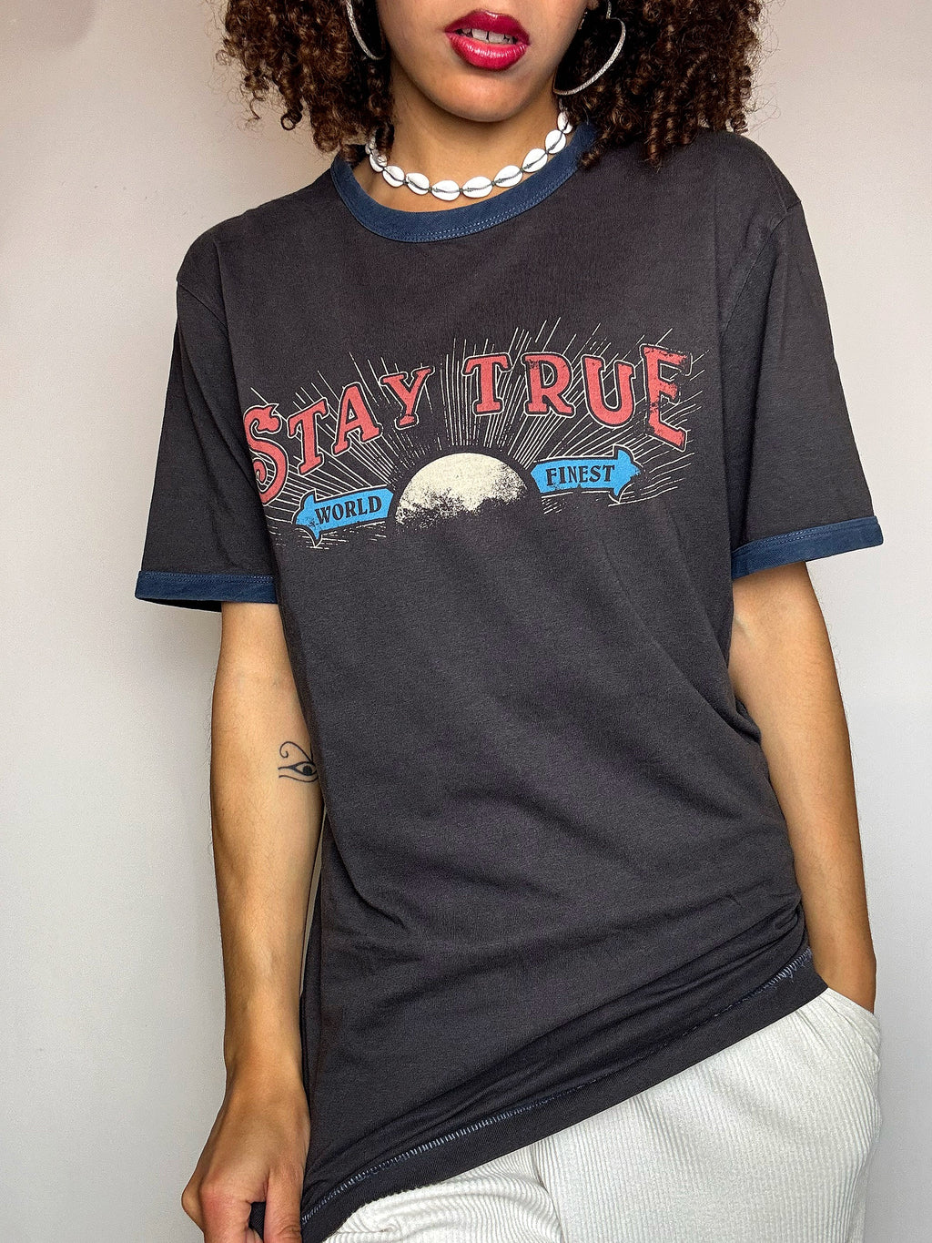 Schwarzes Vintage-T-Shirt von Levi's mit kurzen Ärmeln (S/M)