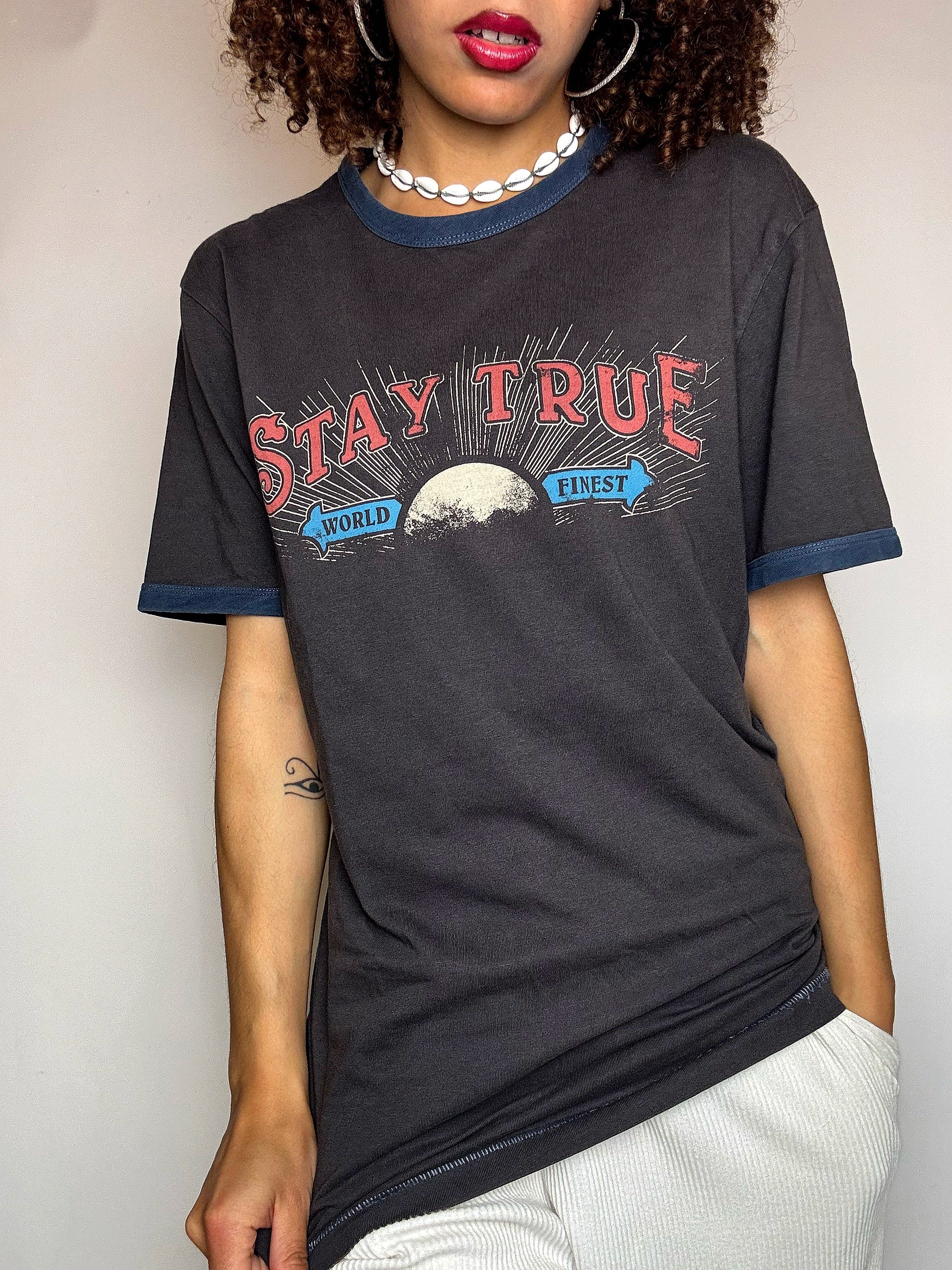 Schwarzes Vintage-T-Shirt von Levi's mit kurzen Ärmeln (S/M)