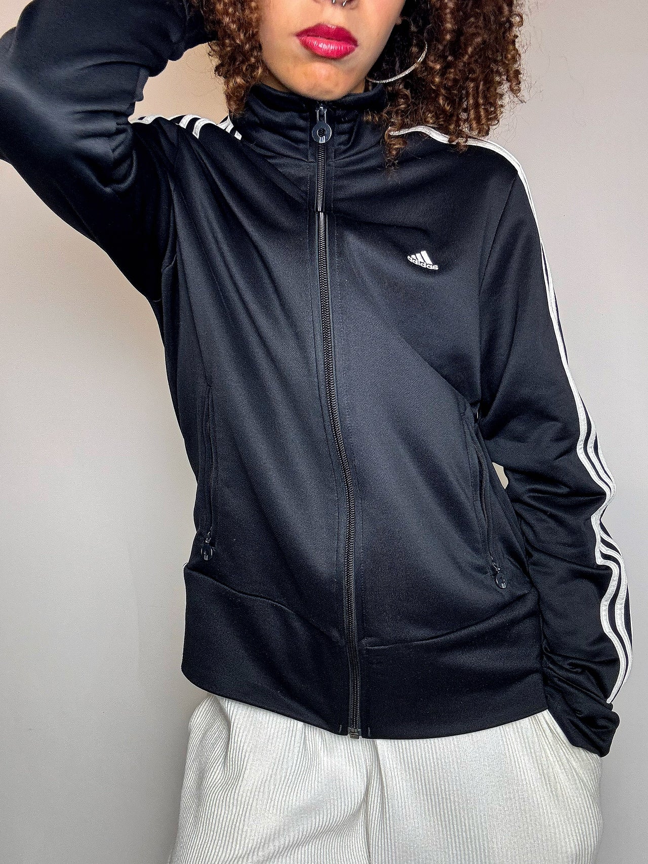 ADIDAS L Vintage schwarze taillierte Jacke