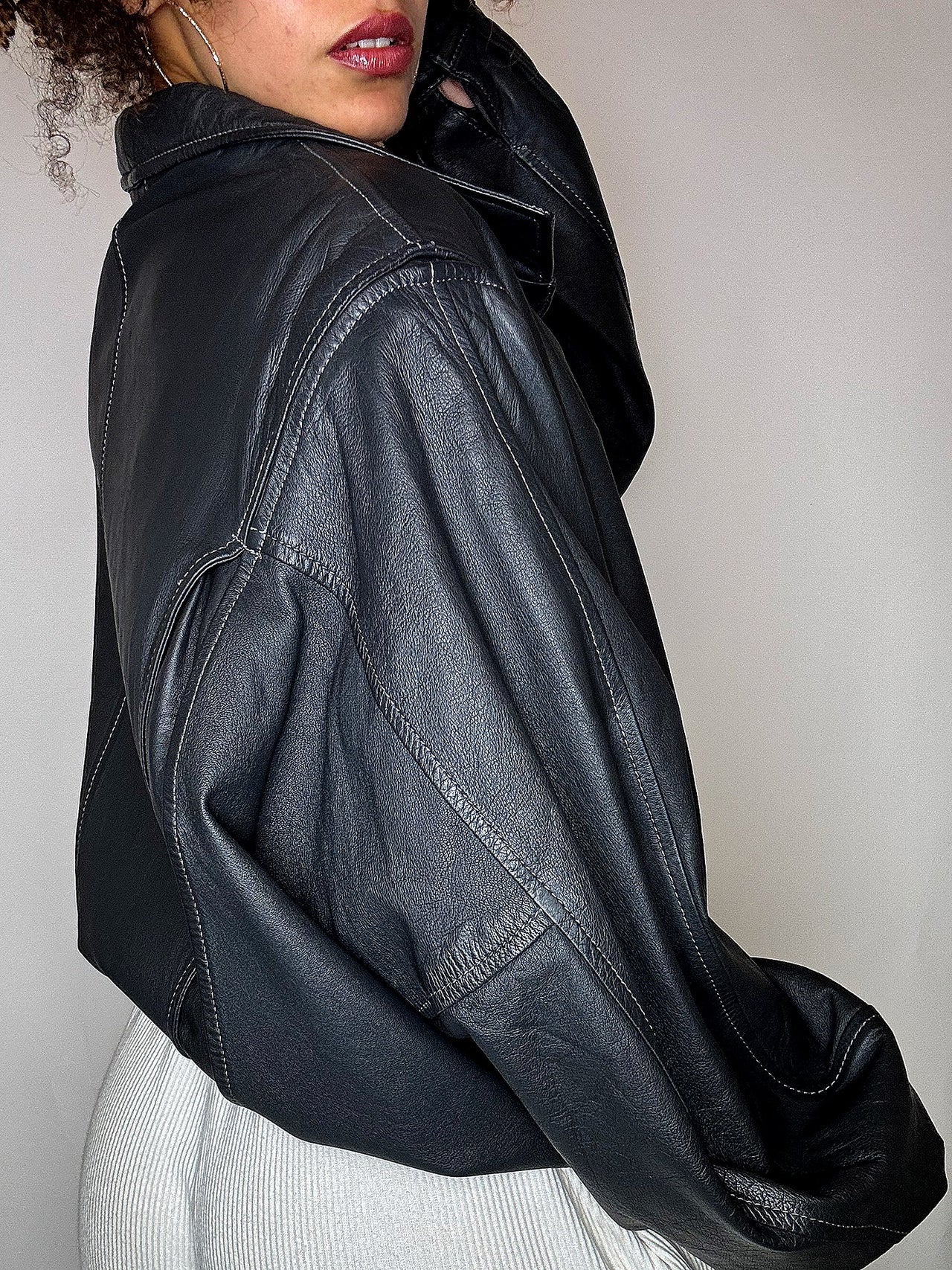 Blouson en cuir gris foncé avec surpiqures M/L vintage