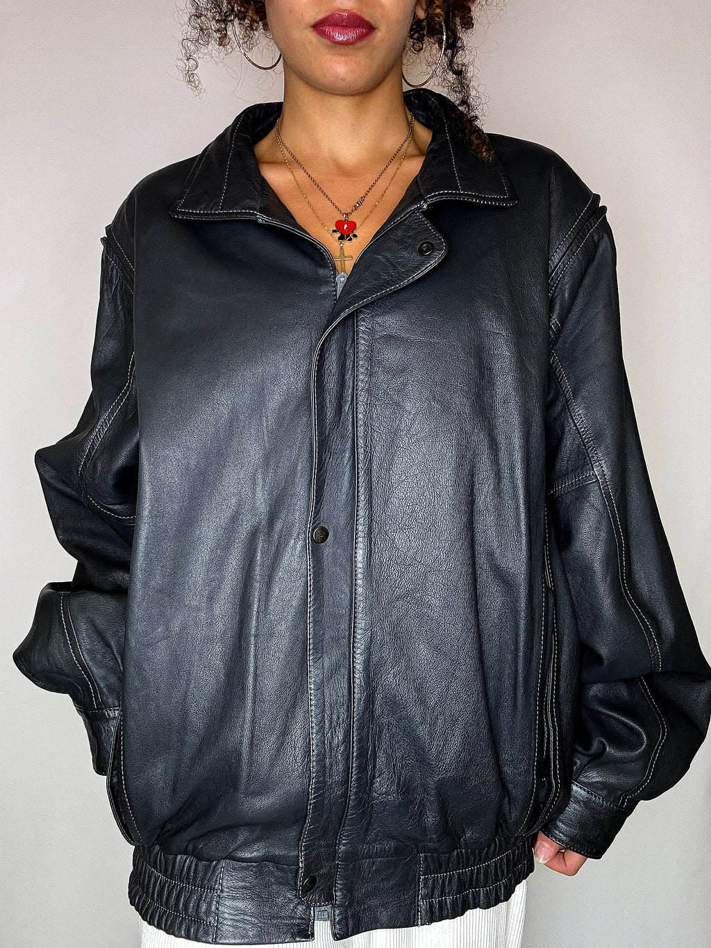 Blouson en cuir gris foncé avec surpiqures M/L vintage