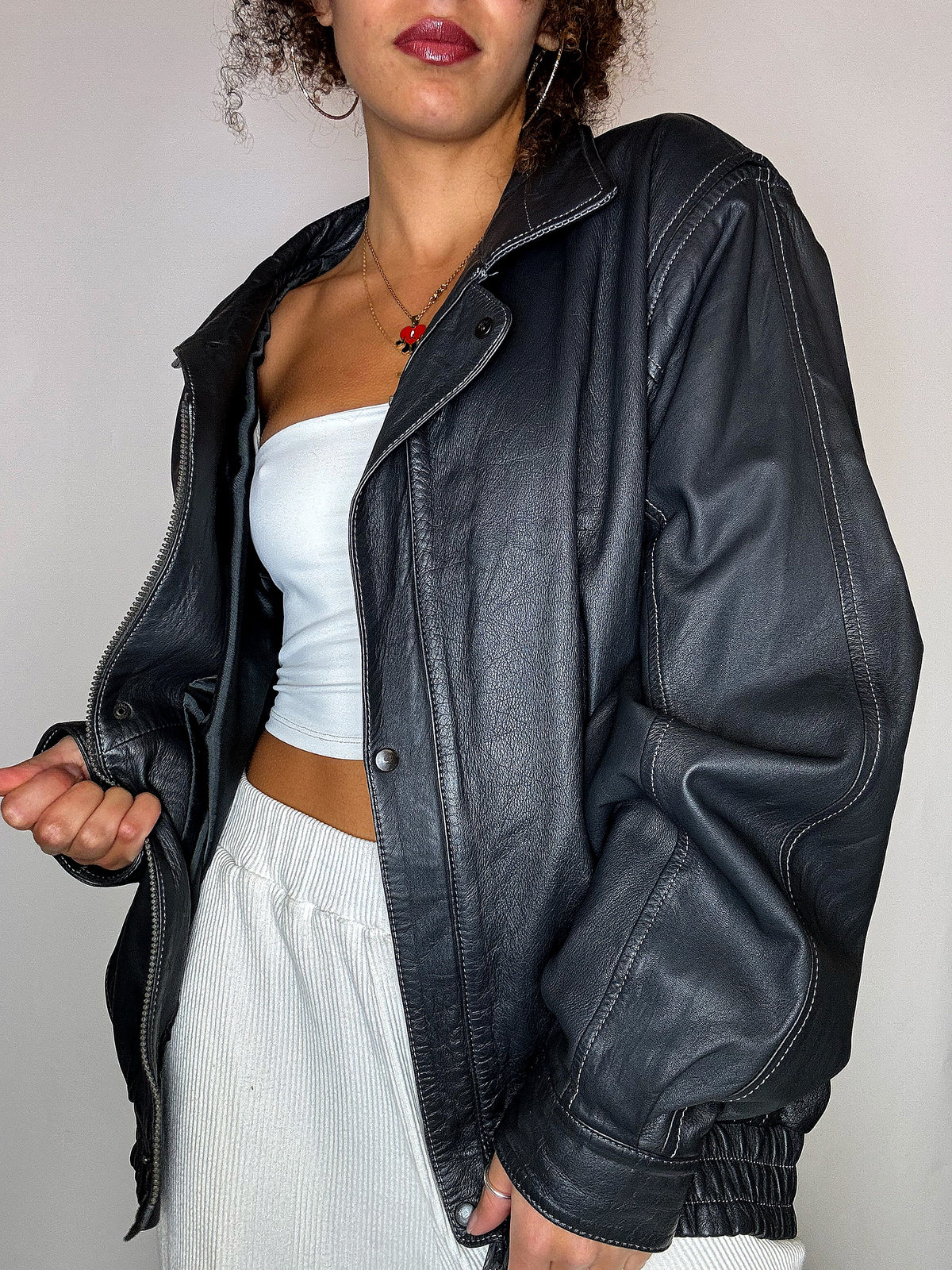 Blouson en cuir gris foncé avec surpiqures M/L vintage
