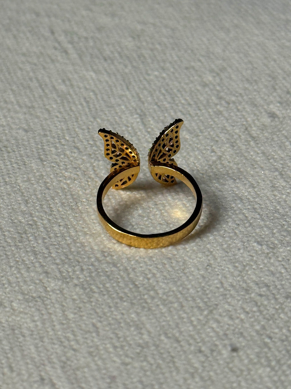 Bague dorée papillon avec petites pierres vintage