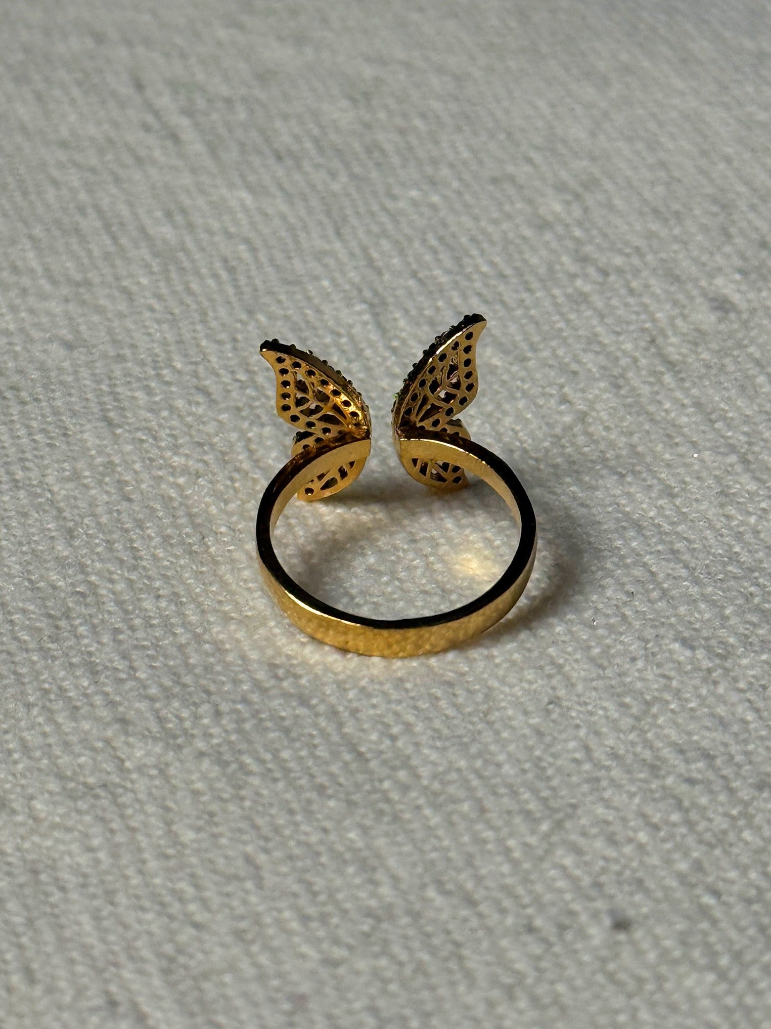 Bague dorée papillon avec petites pierres vintage