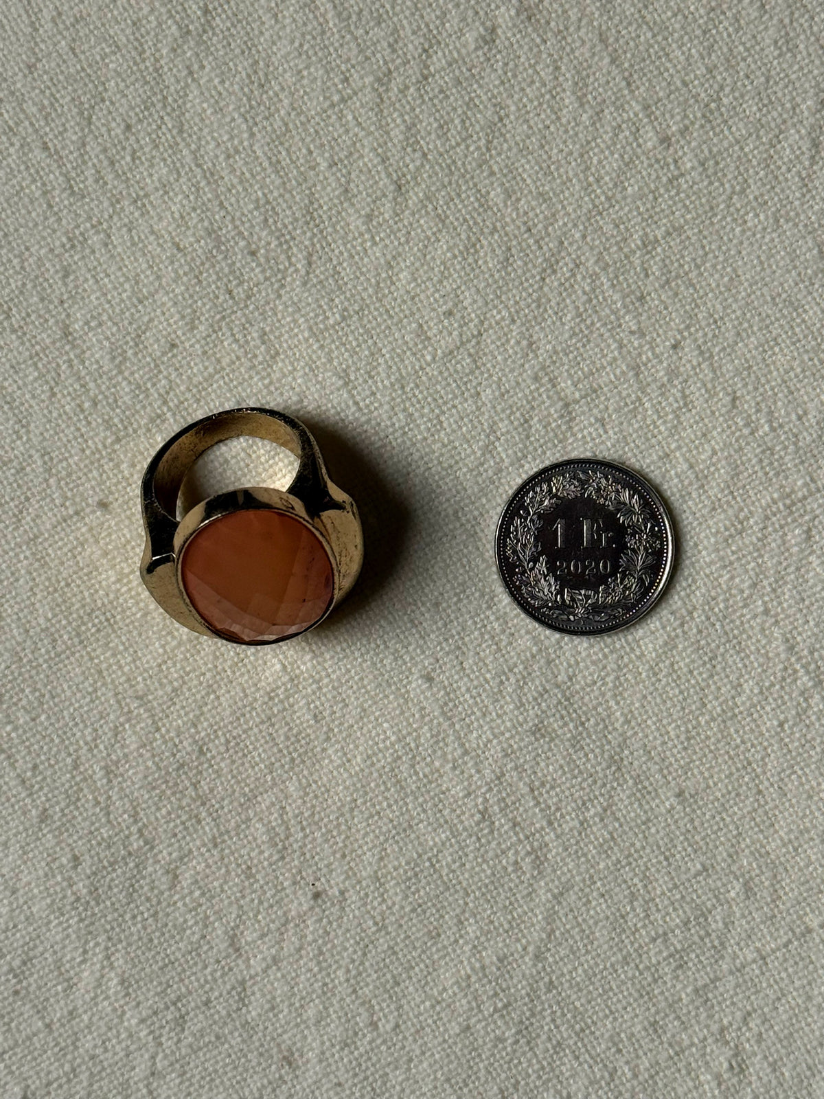 Bague oversized dorée pierre nude vintage