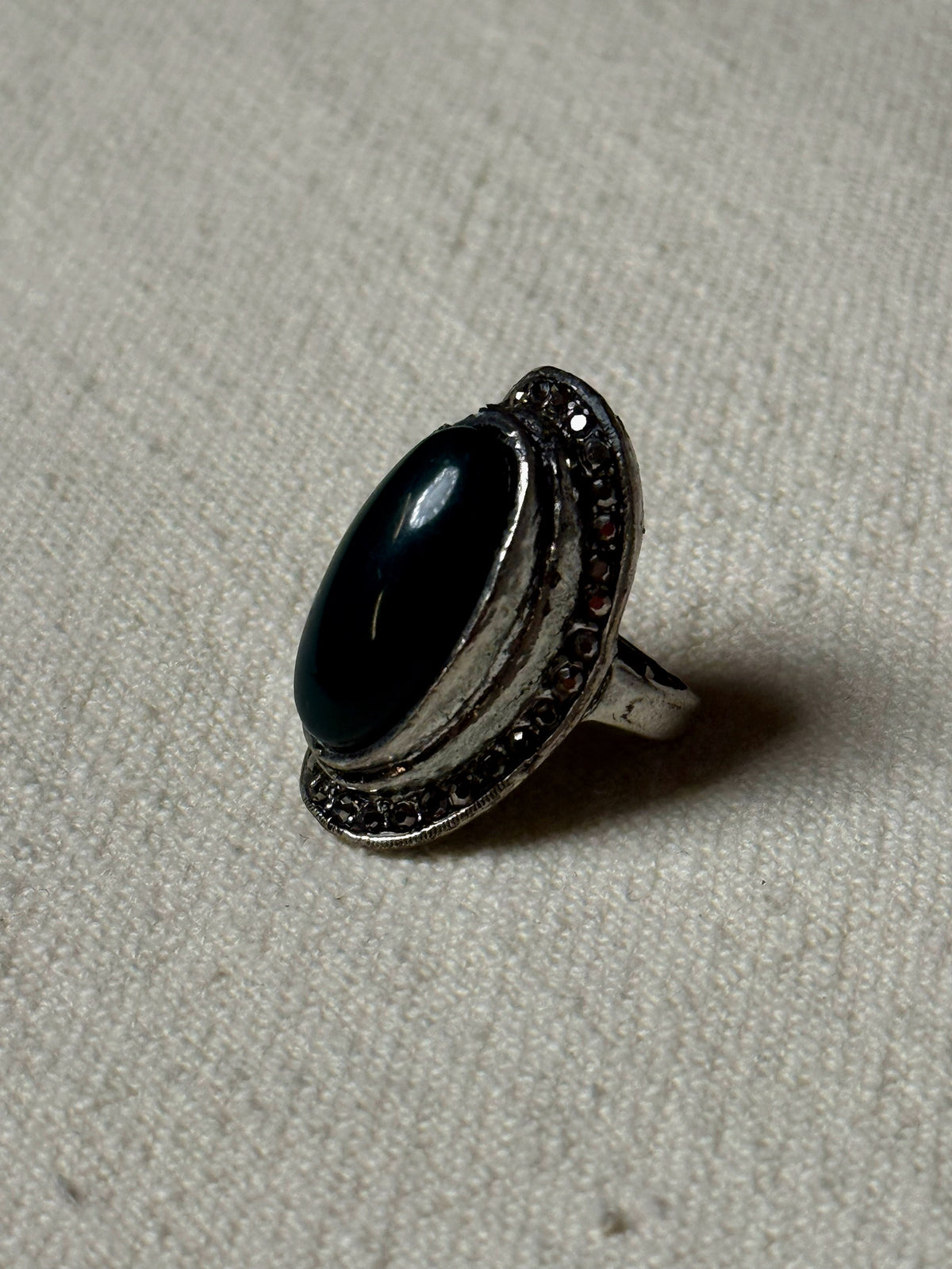 Bague argentée oversized pierre verte vintage