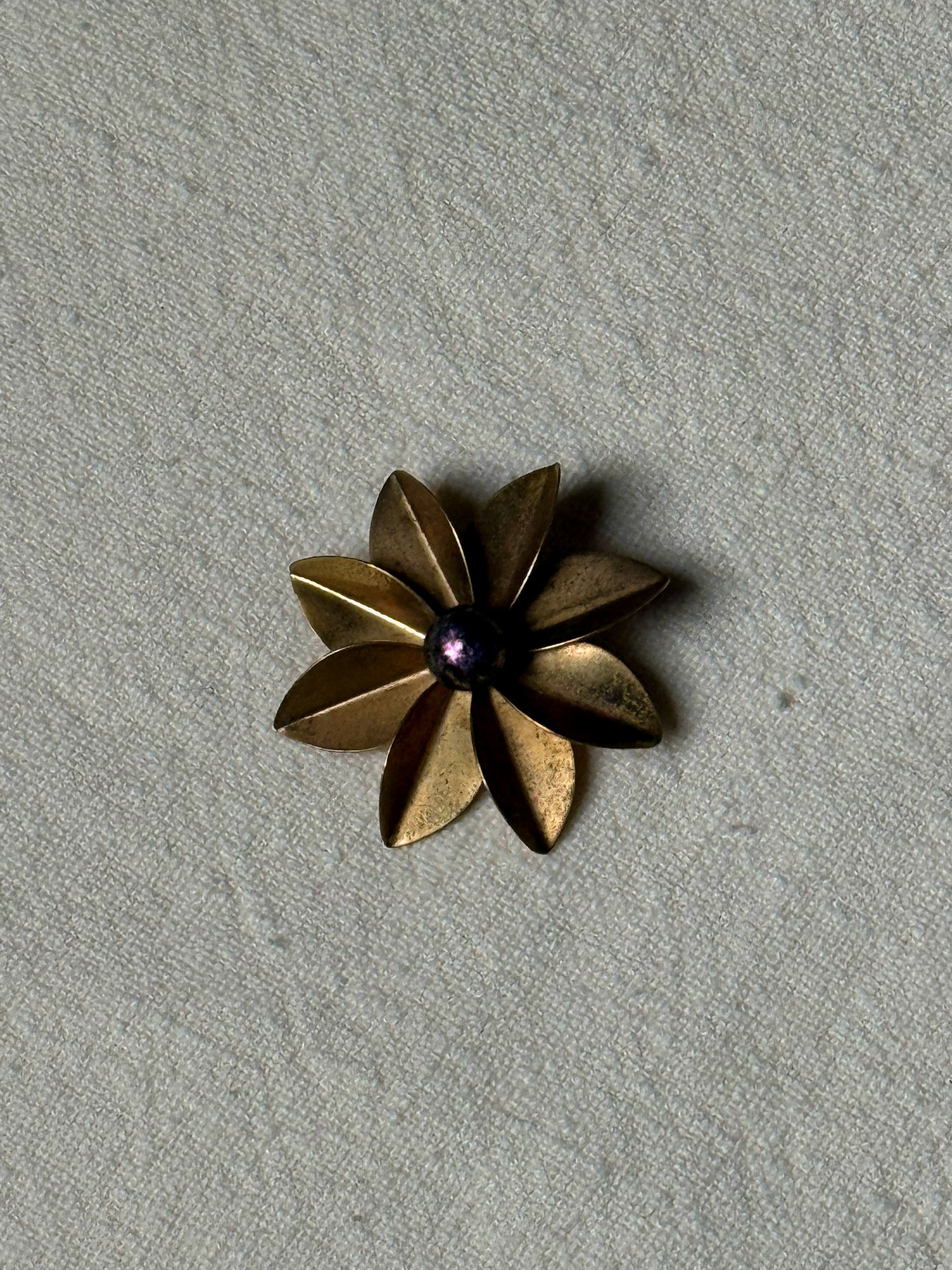 Vintage sun brooch with stone