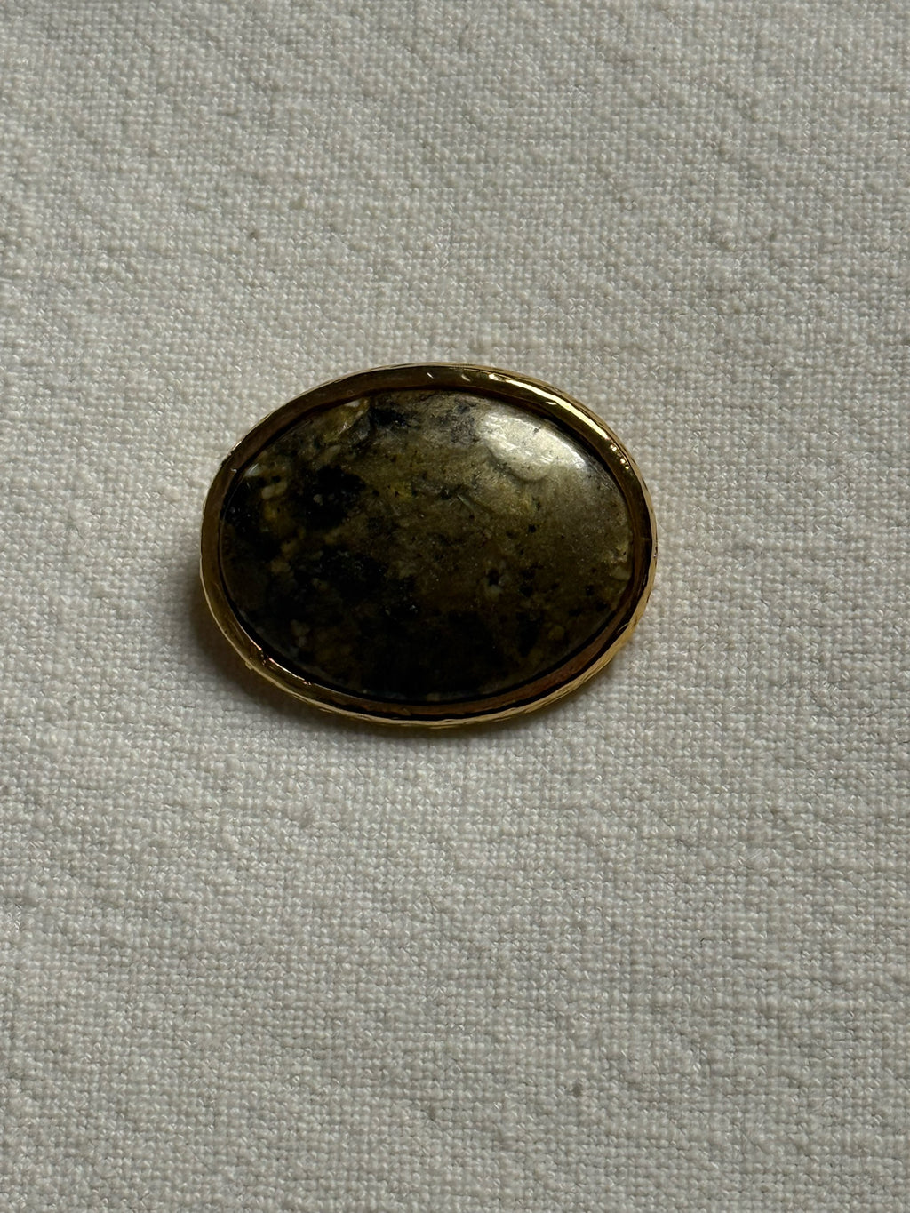 Broche ovale dorée avec pierre kaki vintage
