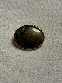 Broche ovale dorée avec pierre kaki vintage