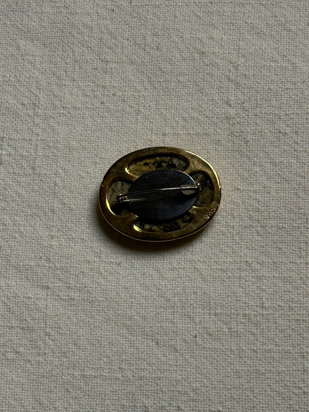 Broche ovale dorée avec pierre kaki vintage