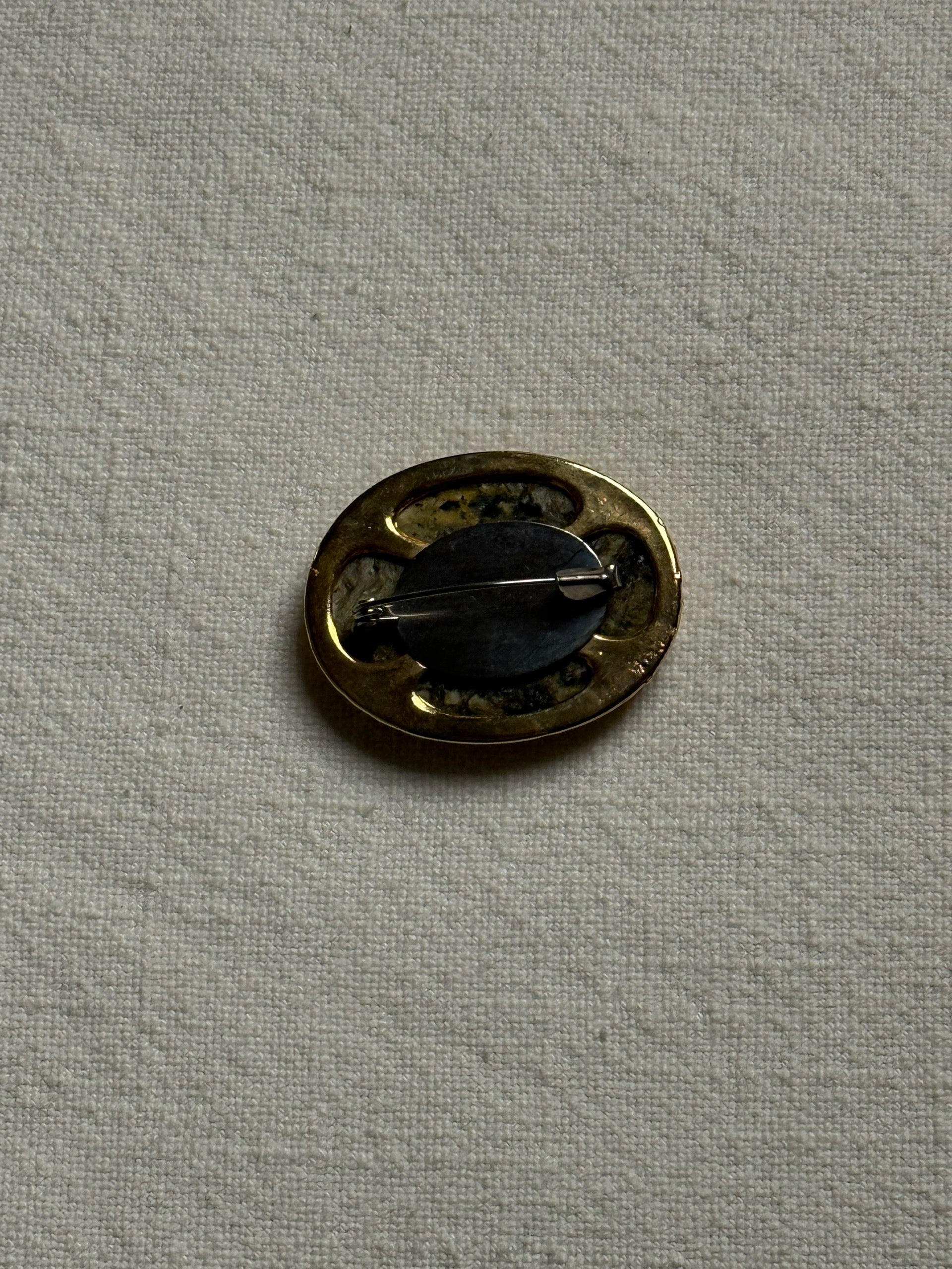 Broche ovale dorée avec pierre kaki vintage