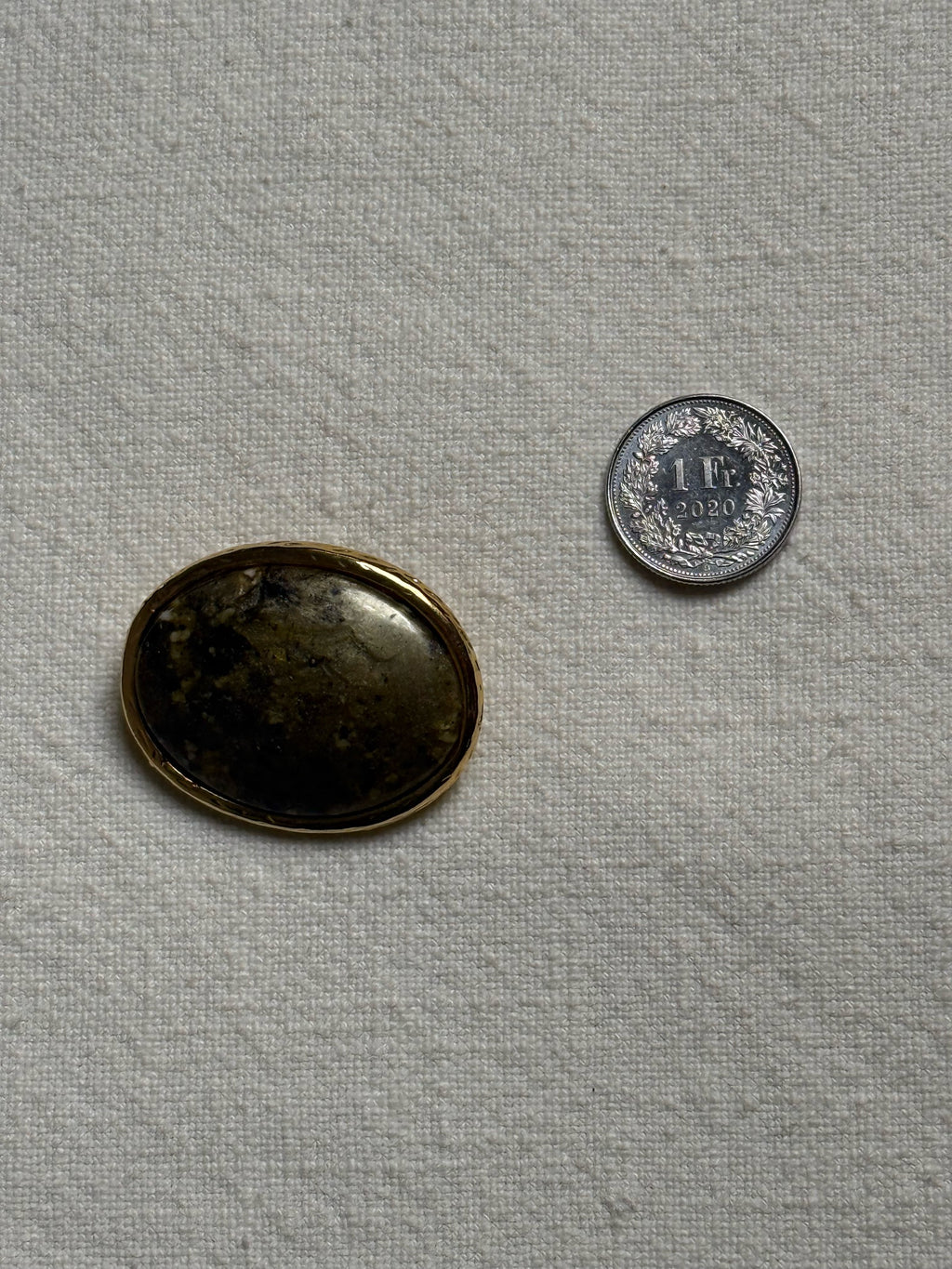 Broche ovale dorée avec pierre kaki vintage