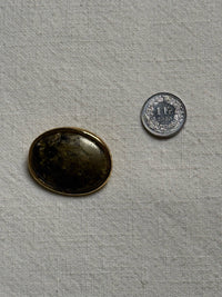 Broche ovale dorée avec pierre kaki vintage