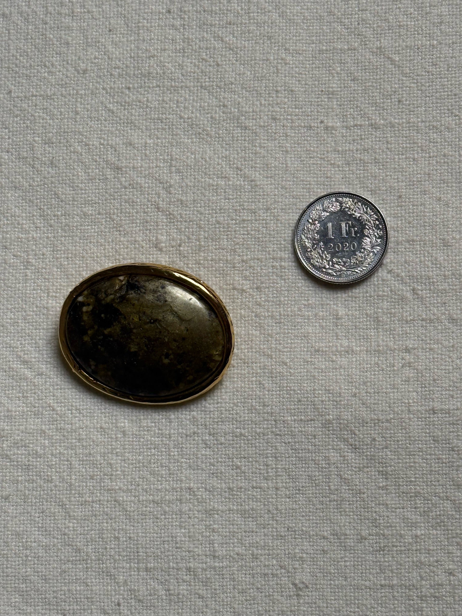 Broche ovale dorée avec pierre kaki vintage