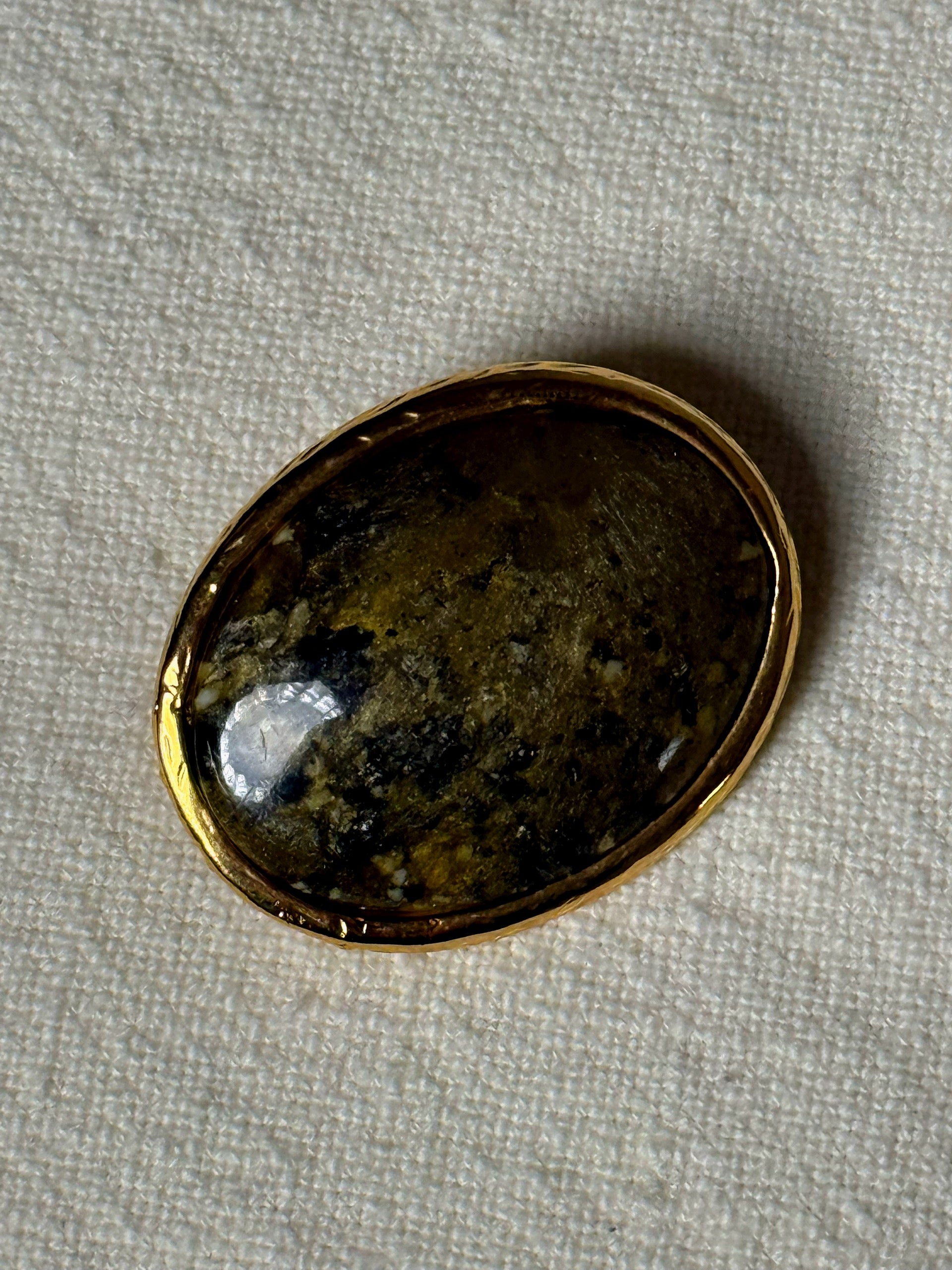 Broche ovale dorée avec pierre kaki vintage