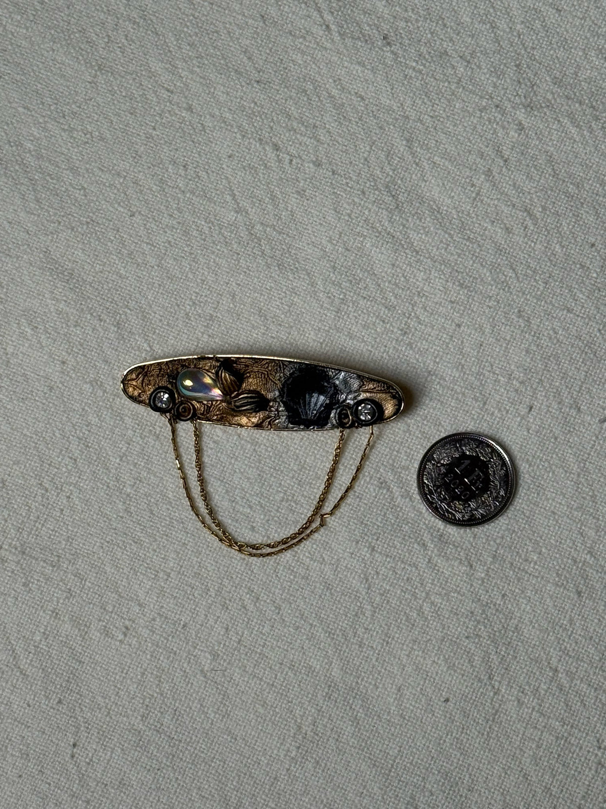 Vintage Brosche mit Steinen und Ketten