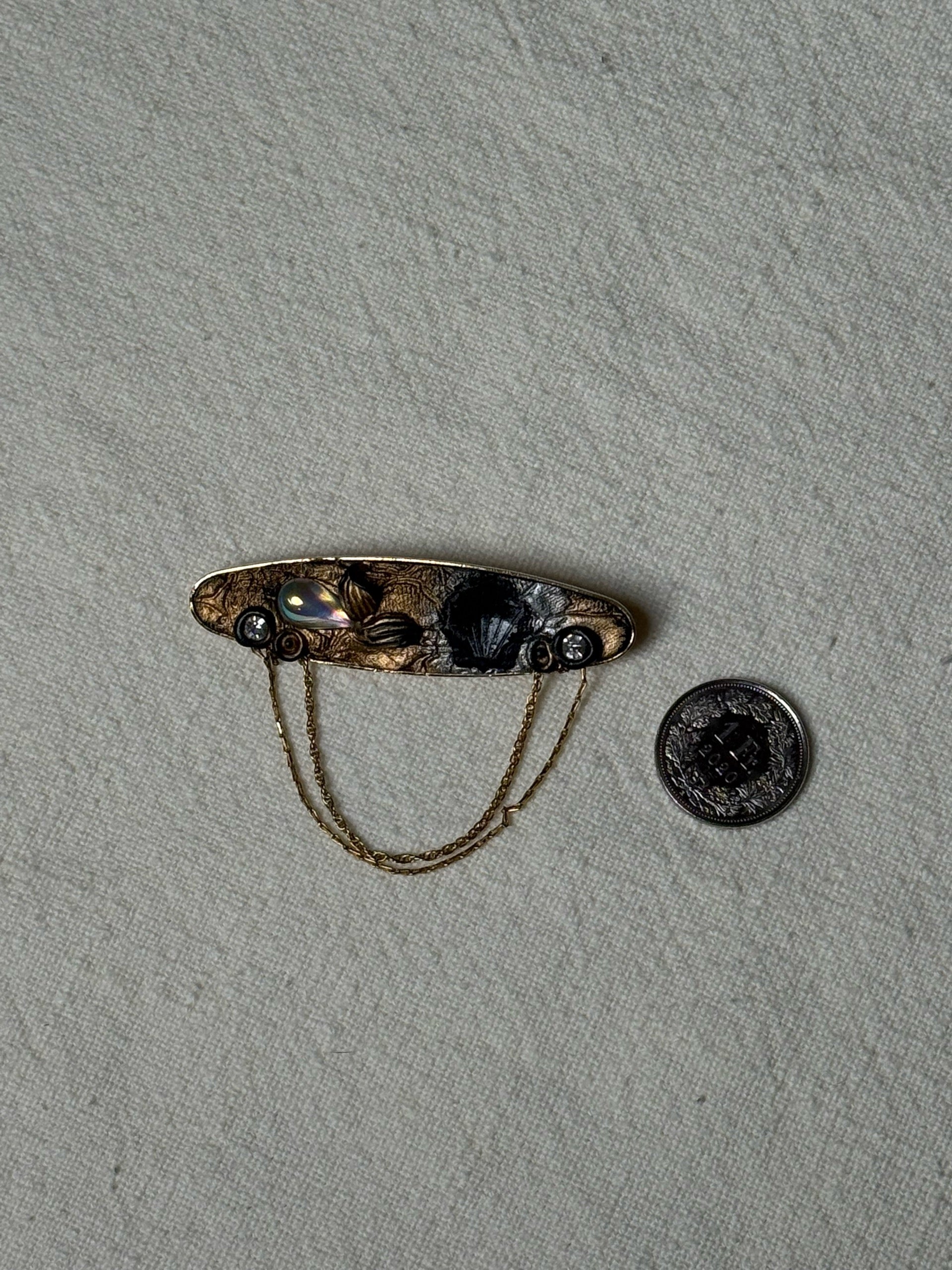 Vintage Brosche mit Steinen und Ketten
