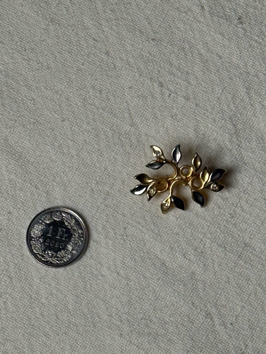 Vintage gold-plated brooch with silver details