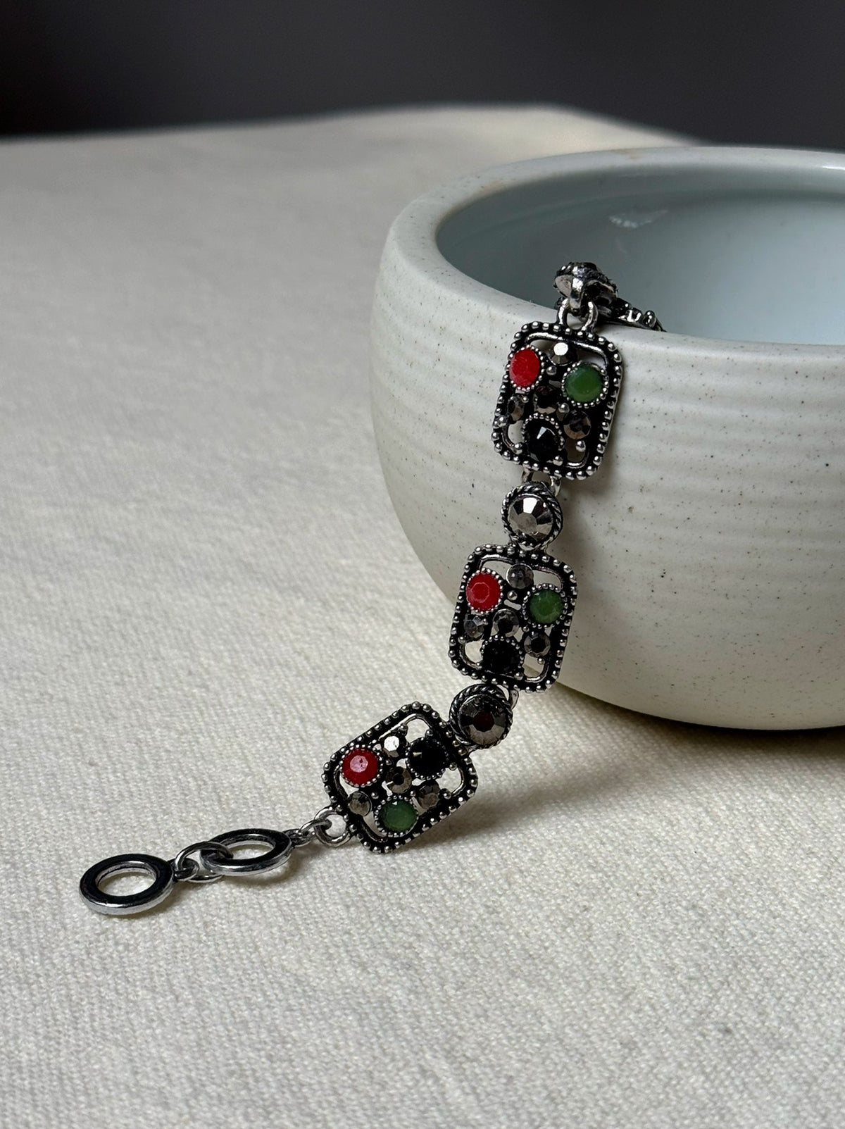 Bracelet argenté avec pierres vintage