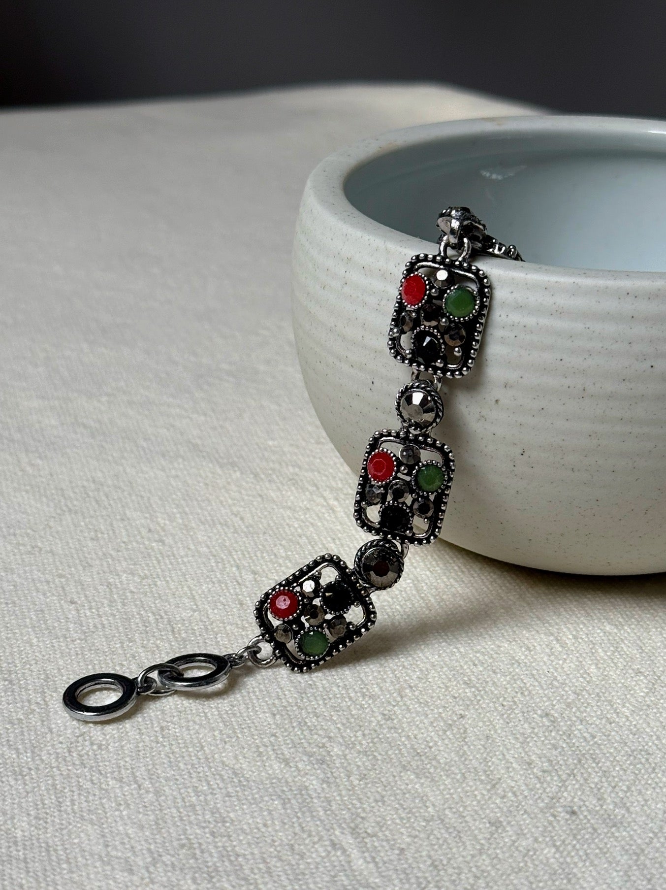 Bracelet argenté avec pierres vintage