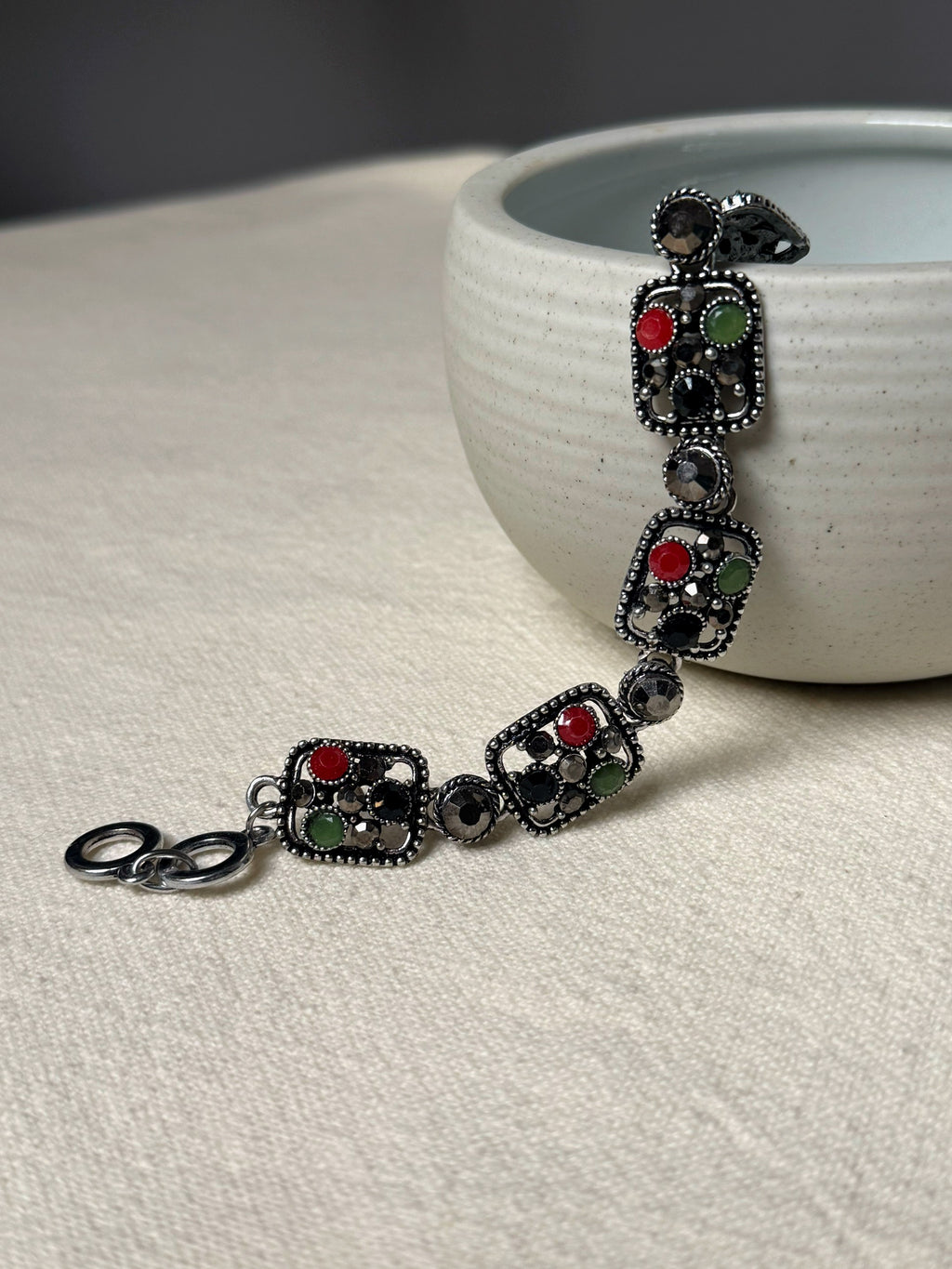 Bracelet argenté avec pierres vintage