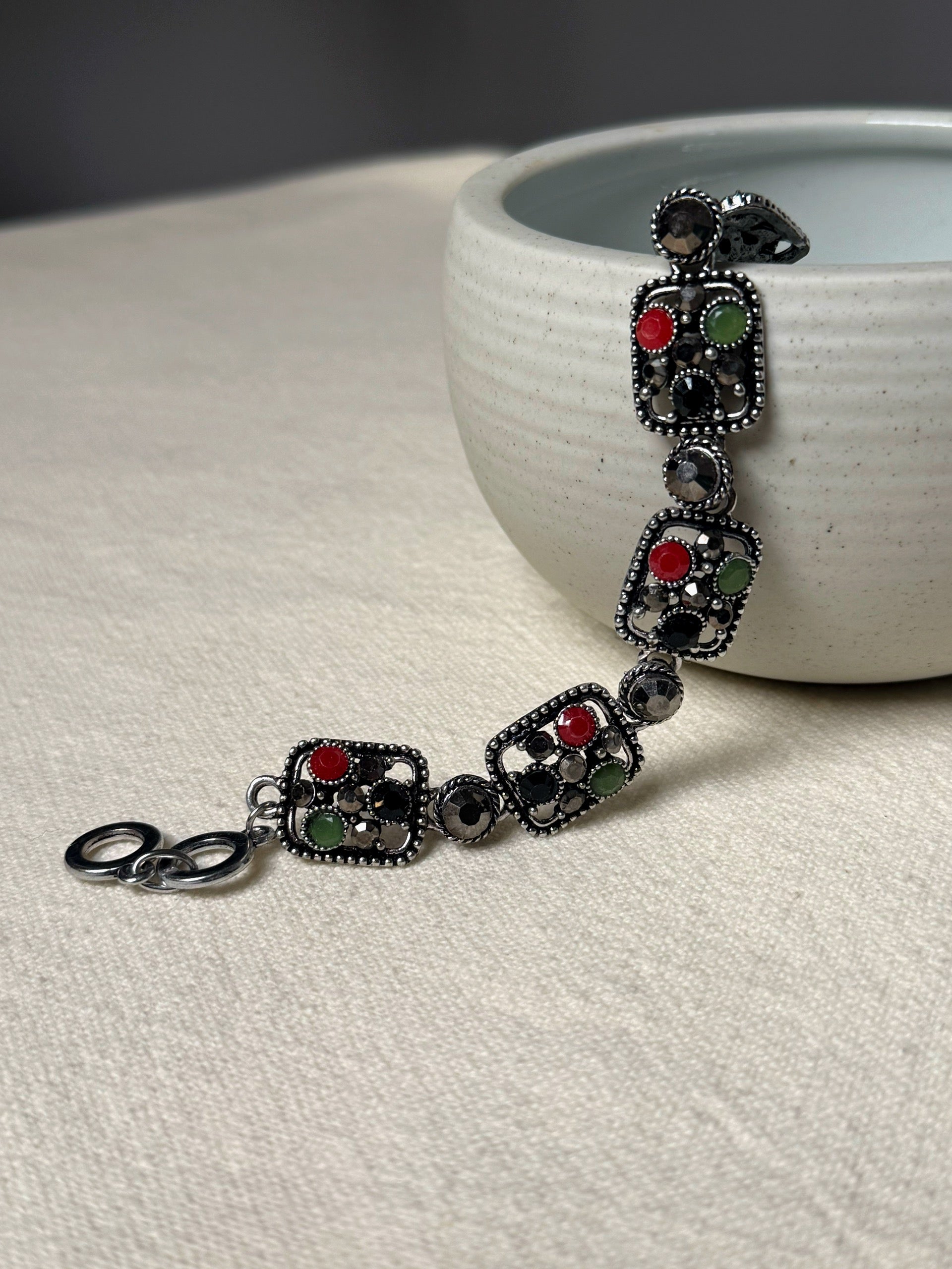 Bracelet argenté avec pierres vintage