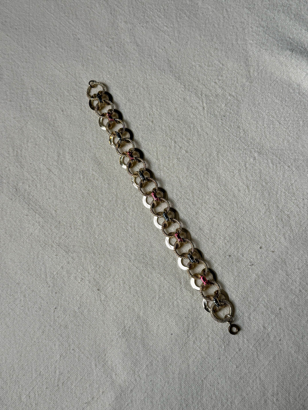 Bracelet doré avec couleurs vintage