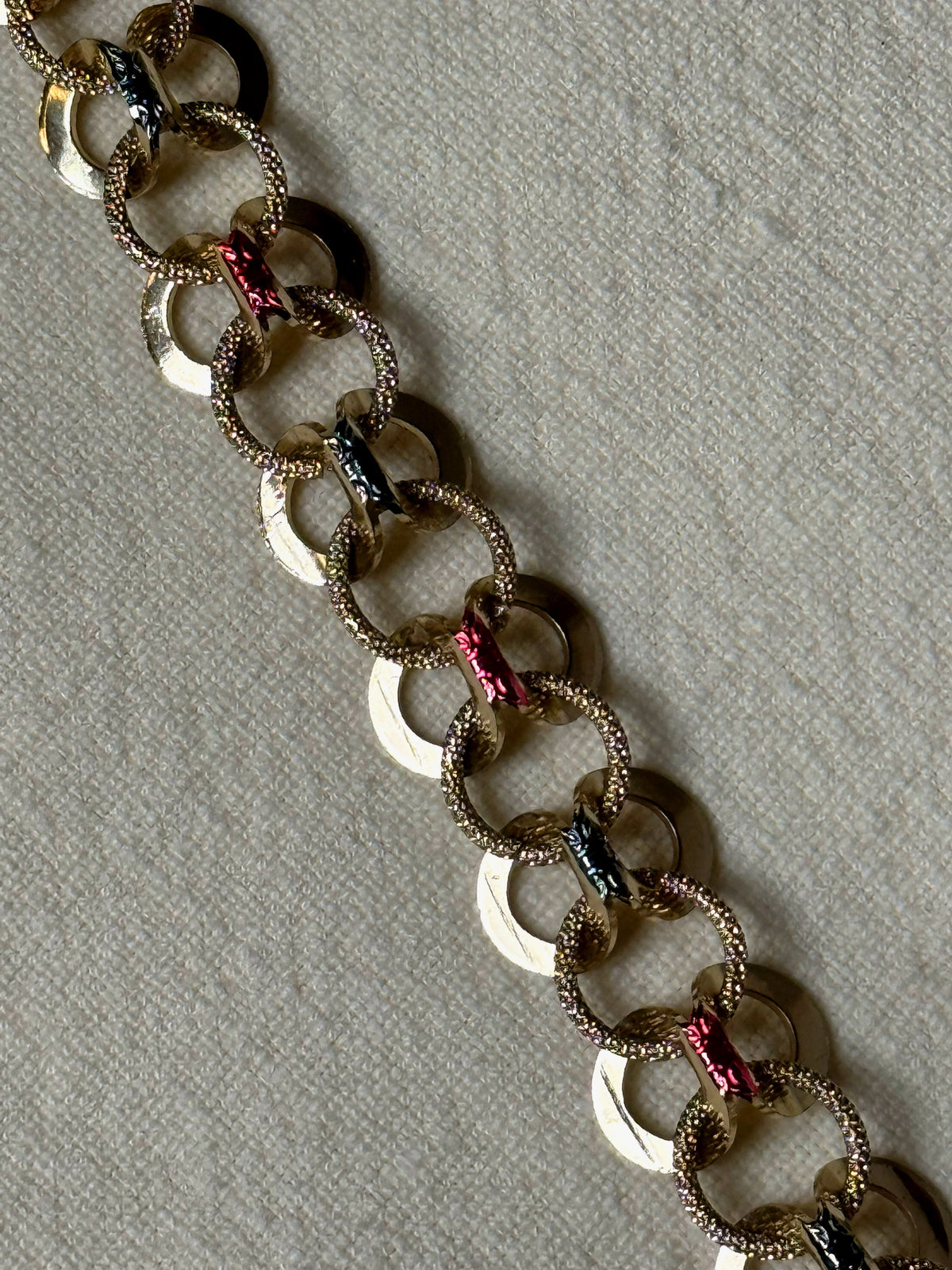 Bracelet doré avec couleurs vintage