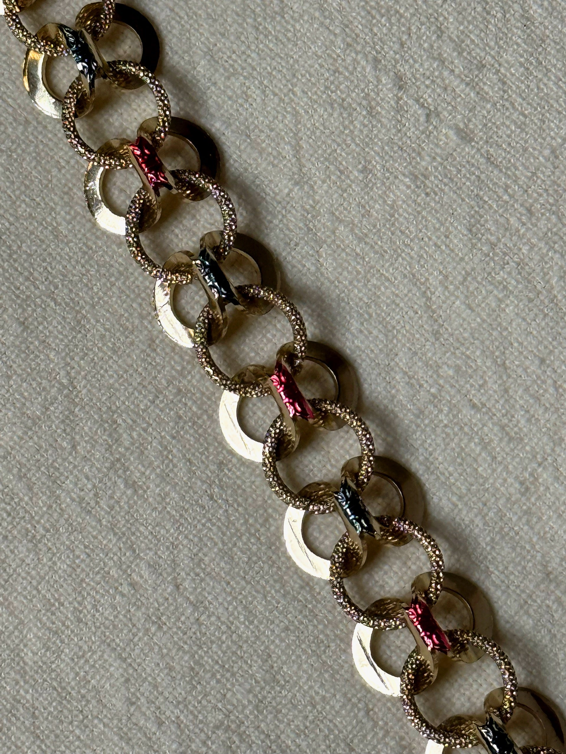 Bracelet doré avec couleurs vintage