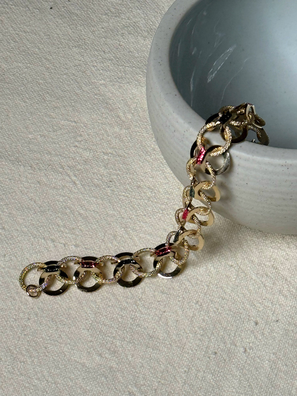 Bracelet doré avec couleurs vintage