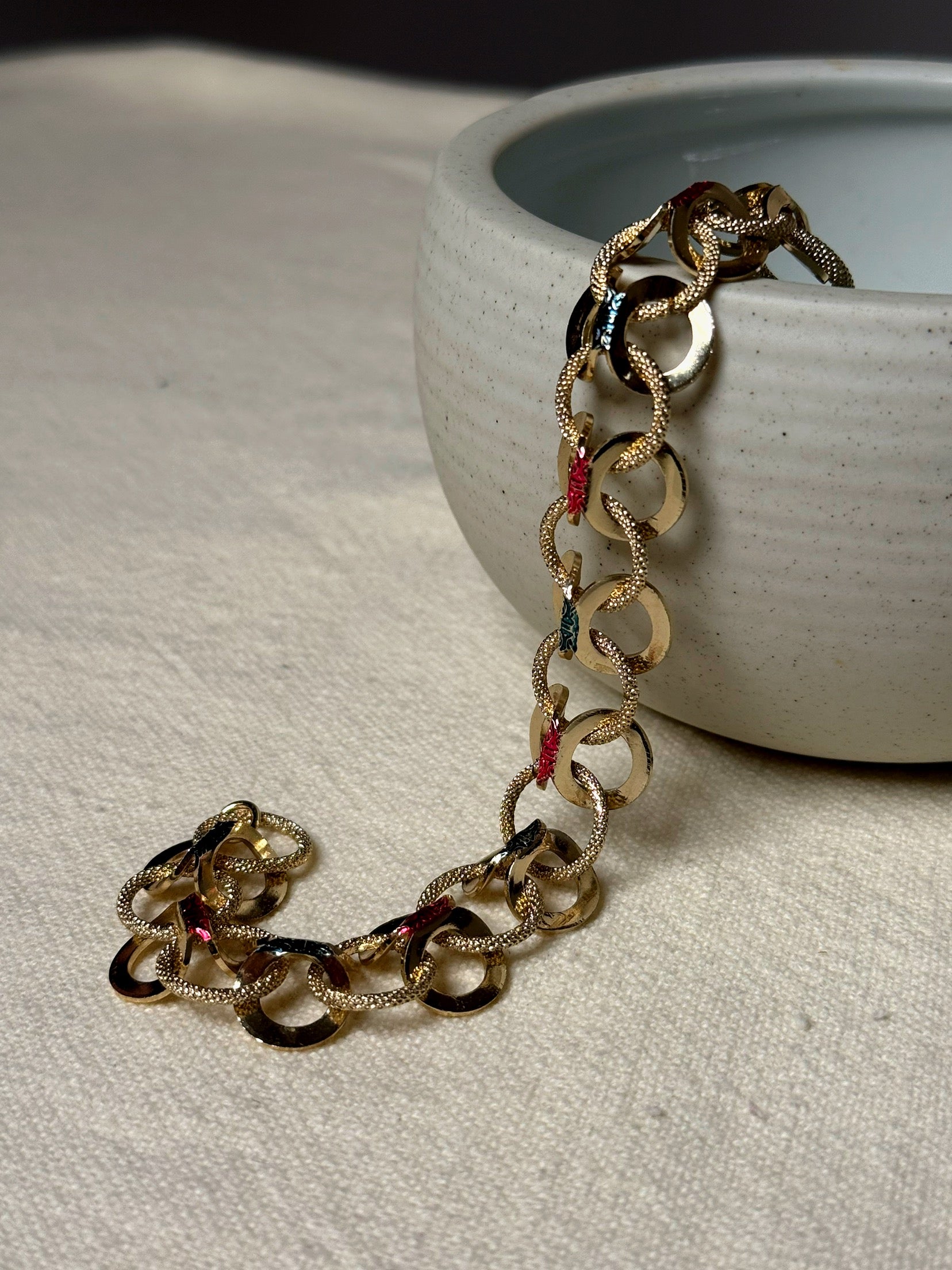 Bracelet doré avec couleurs vintage