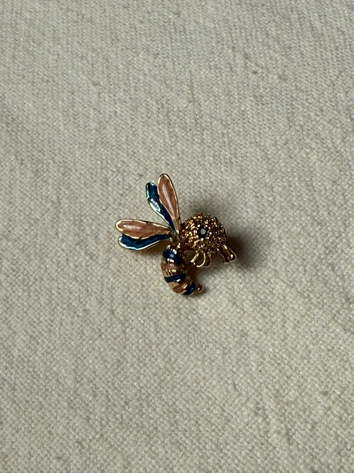 Petite broche guêpe verte et rose vintage