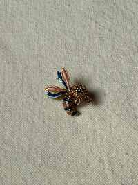 Petite broche guêpe verte et rose vintage