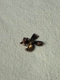 Petite broche guêpe verte et rose vintage