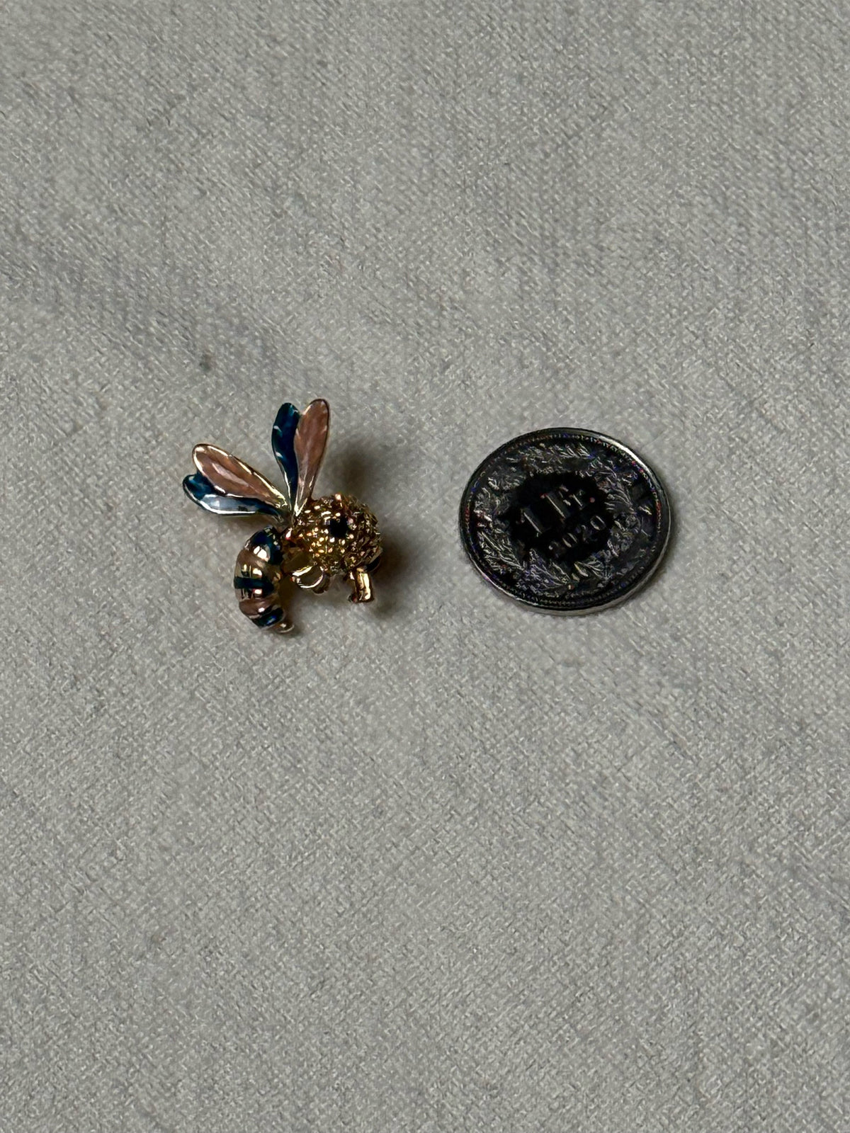 Petite broche guêpe verte et rose vintage
