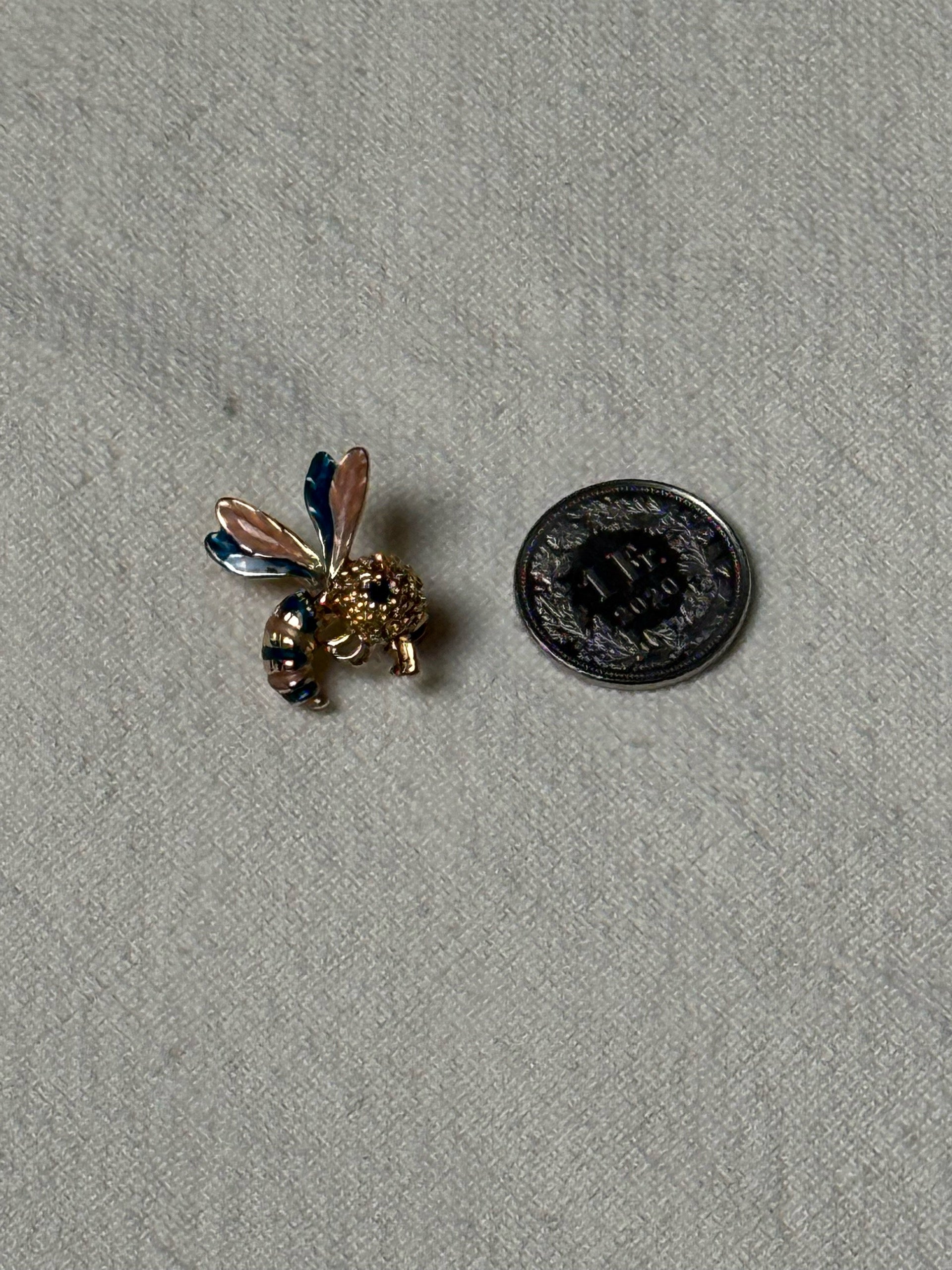 Petite broche guêpe verte et rose vintage