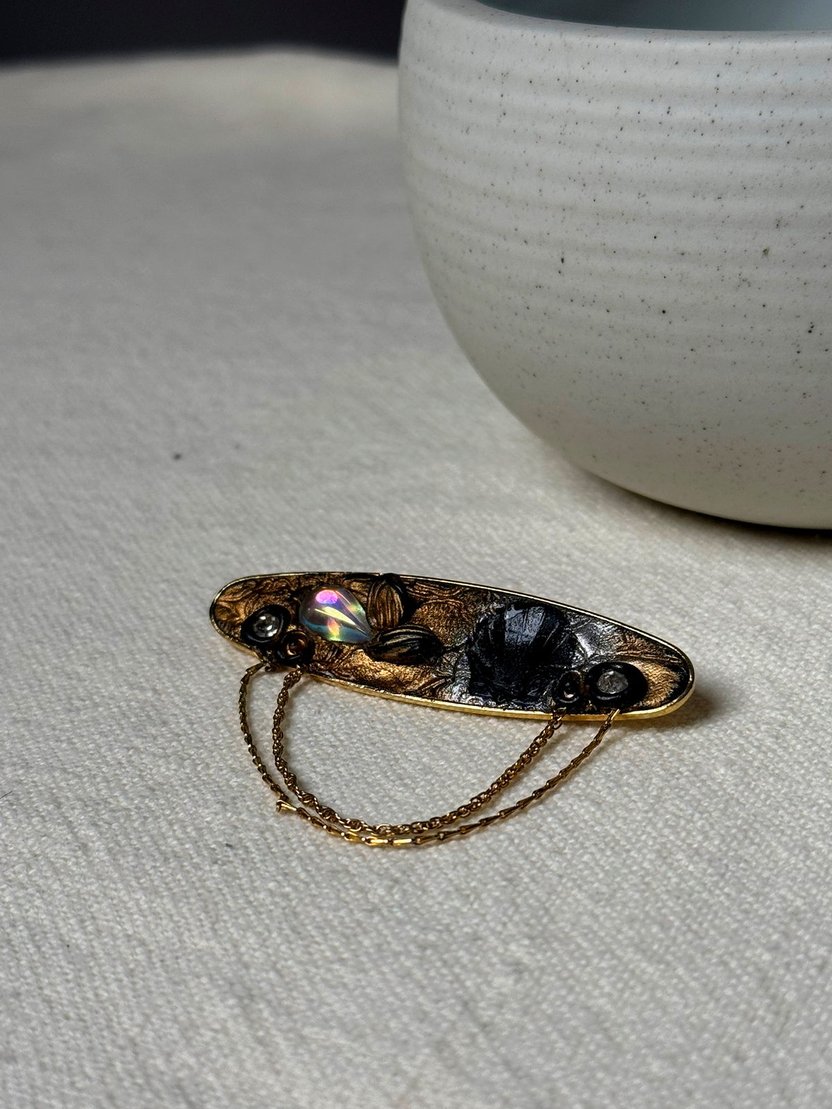 Vintage Brosche mit Steinen und Ketten